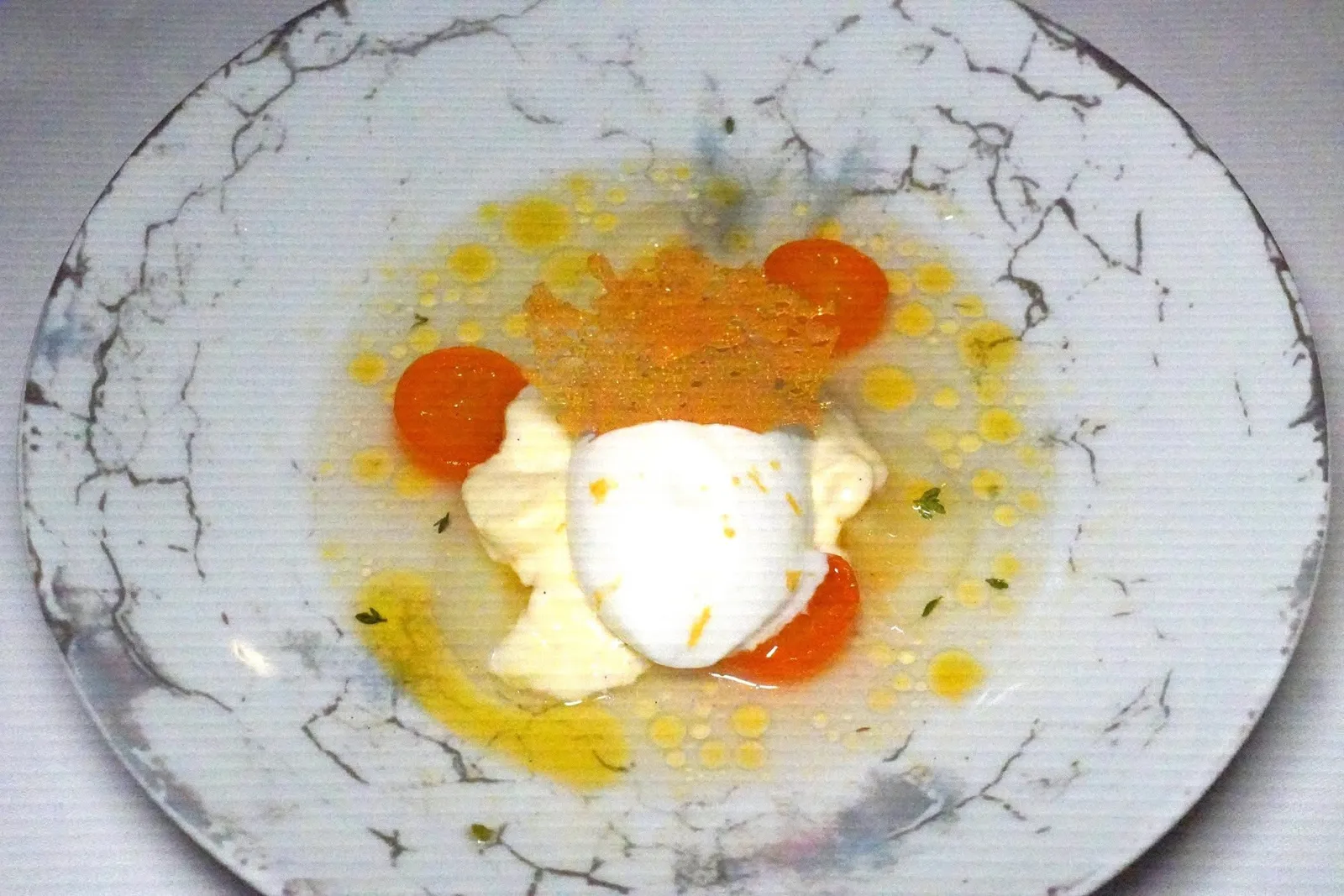 LEMON, VANILLA, GOAT-RICOTTA ICECREAM, OLIVE OIL AND QUAMQUATของหวานจานแรกคือชิ้นเลมอนที่ปรุงสุกกับวานิลลา ตรงกลางคือไอศกรีมที่ผสมผสานนมแพะและชีสรีคอตต้าเข้าด้วยกันให้ความหอมและรสฝาดกลมกล่อม รอบ ๆ คือซอสรสเปรี้ยวของซิตรัส Kumquat และหยดน้ำมันมะกอก (15/20)