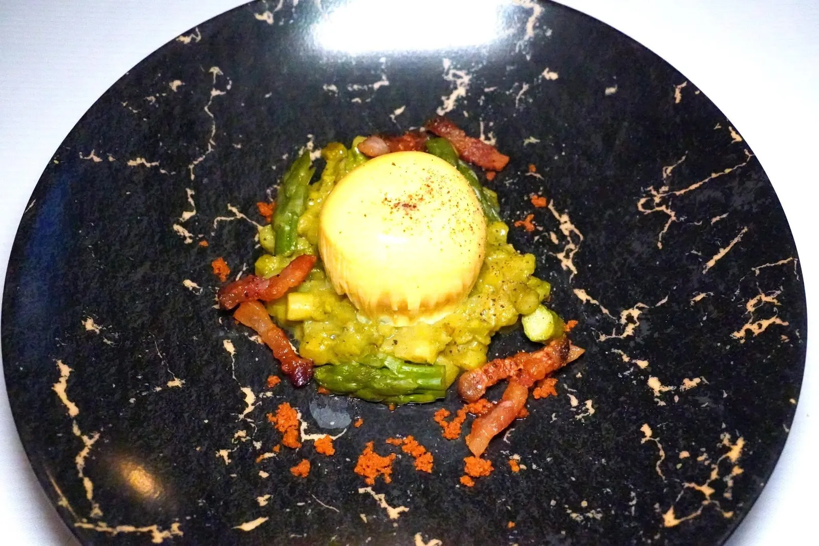 STEWED GREEN ASPARAGUS WITH THE "EGG IN EGG" CARBONARA STYLEหน่อไม้ฝรั่งเขียวเสิร์ฟมาในรูปแบบสตูว์นุ่ม ๆ ควบคู่กันกับความกรอบของแก้มหมู Guanciale (15/20)