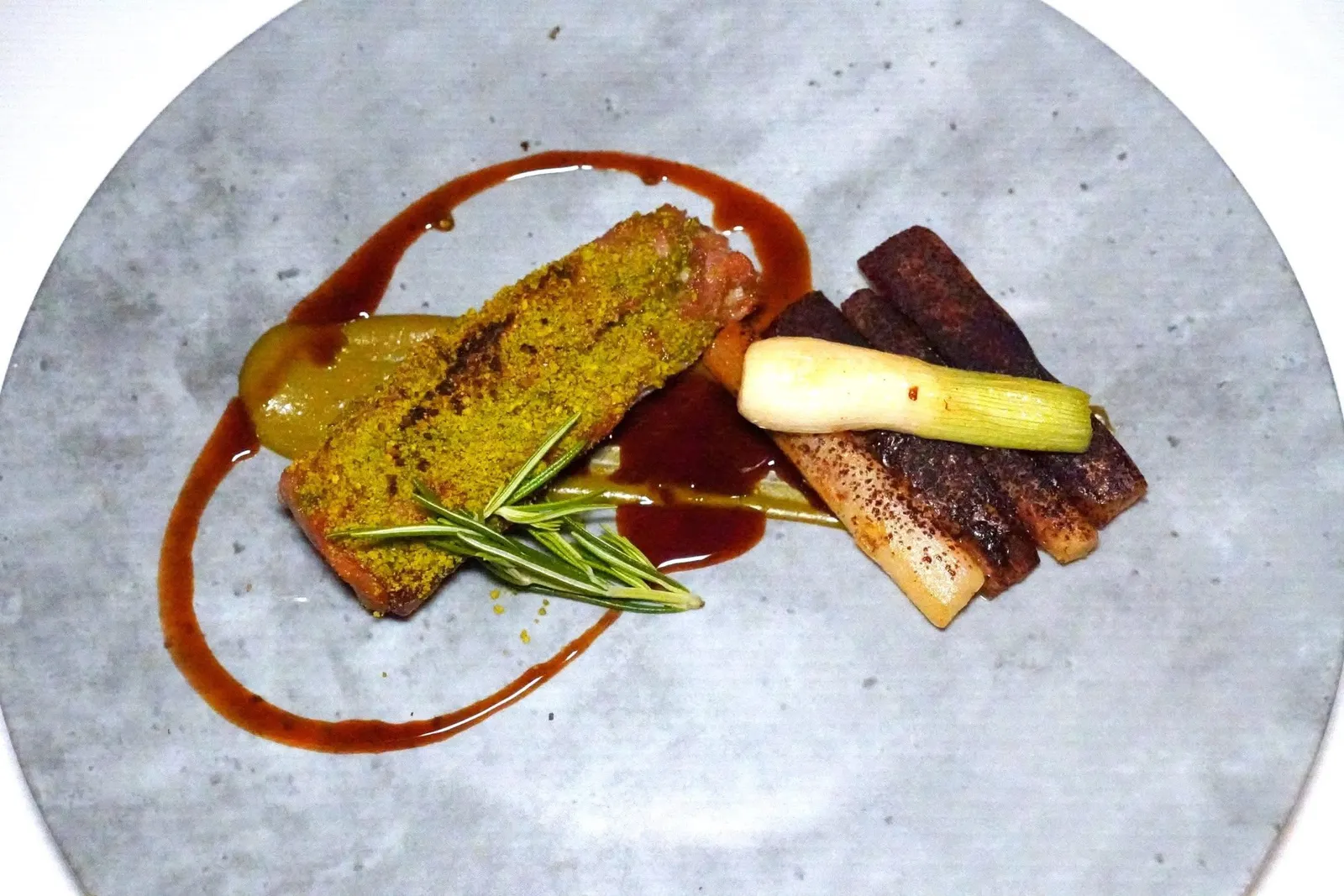 RACK OF MILK-FED LAMB IN PISTACHIO CRUST, WITH CACAO, EGGPLANT AND BLACK SALSIFYซี่โครงลูกแกะล้อมรอบด้านนอกด้วยครัสต์ถั่วพิสตาชิโอ้ ข้าง ๆ กันคือมะเขือ ต้นหอม Cipola และ Black Salsify ที่ผสมผสานกับคาเคาได้อย่างกลมกล่อม (15/20)