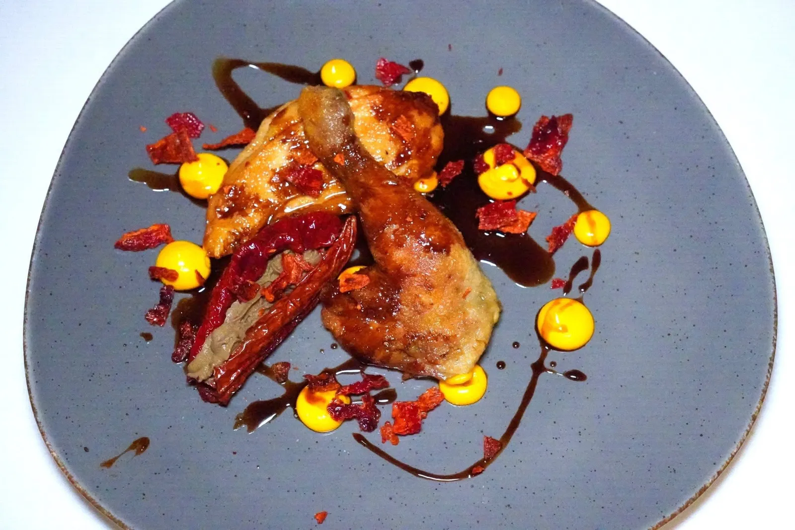 SPRING CHICKEN WITH SAFFRON MAYONNAISE, LICORICE SAUCE AND PEPERONE CRUSCOไก่ชิ้นโตเสิร์ฟมากัยมายองเนสหญ้าฝรั่น รอบ ๆ คือ Licorice เข้มข้นรวมไปถึง Peperone Crusco กรอบ ๆ ยัดไส้ตับไก่ กลิ่นและรสชาติของจานอาจชวนนึกนึกอาหารจีนเสฉวนได้เหมือนกัน (15/20)