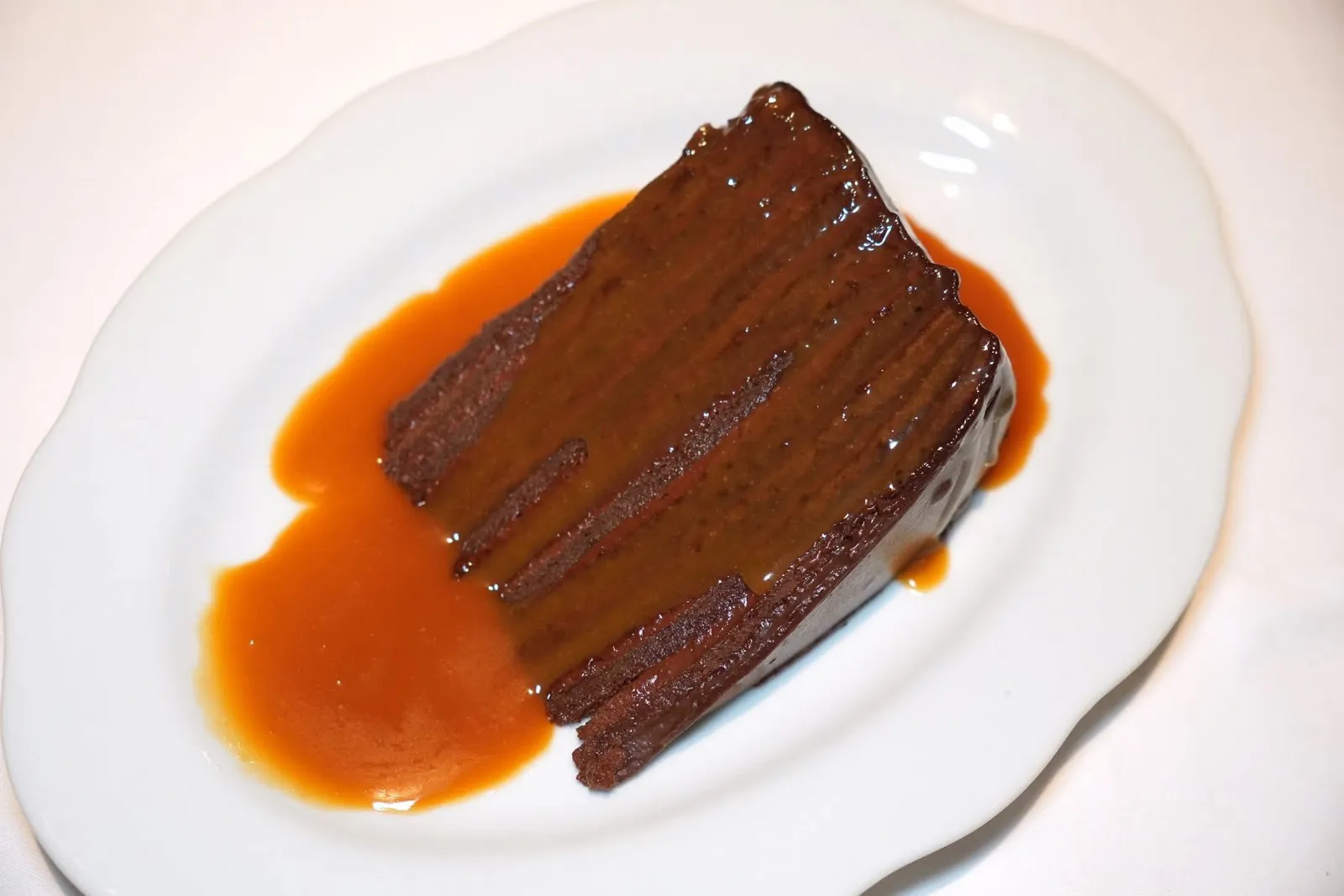 24 LAYER CHOCOLATE CAKE (480++)Chocolate genoise sponge, chocolate mousseเค้กช็อกโกแลต 24 ชั้นคั่นด้วยมูสช็อกโกแลต เนื้อสัมผัสดีงาม เชฟราดด้วยซอสคาราเมลหวานเข้มข้น