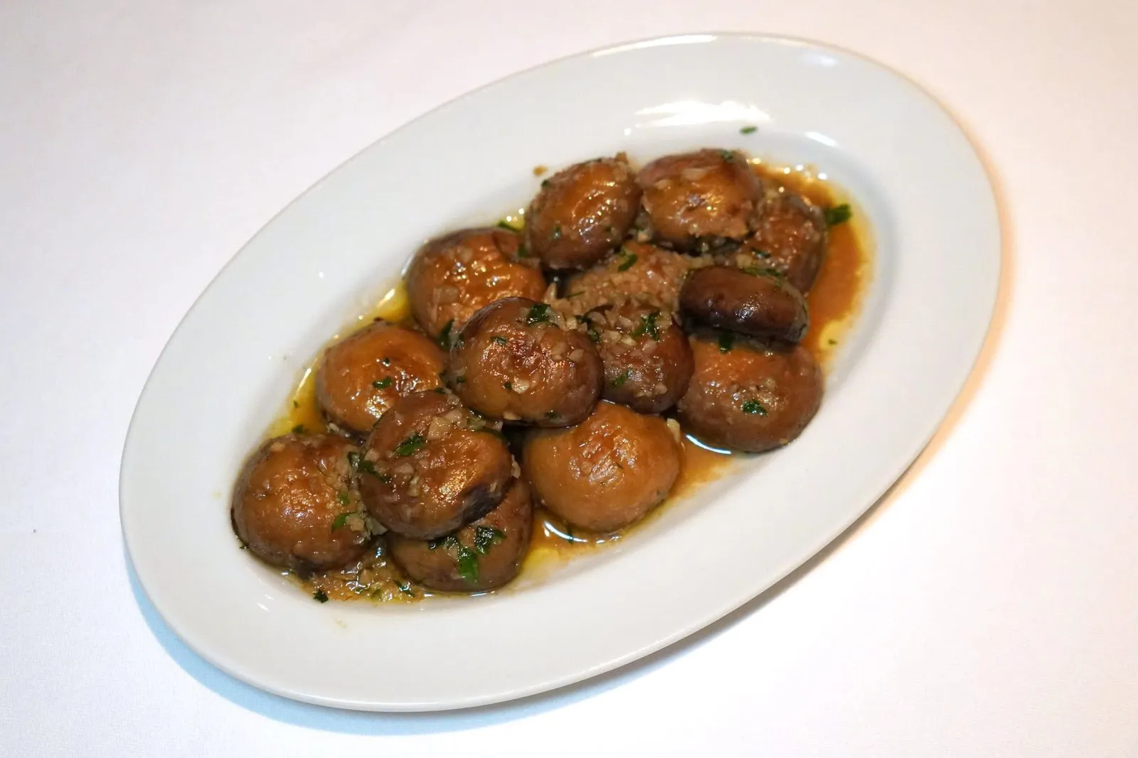 MUSHROOMS (350++)Seasonal mushrooms, garlic, butterเห็ดกระดุมผัดกับเนยกระเทียมจนหอมกรุ่น