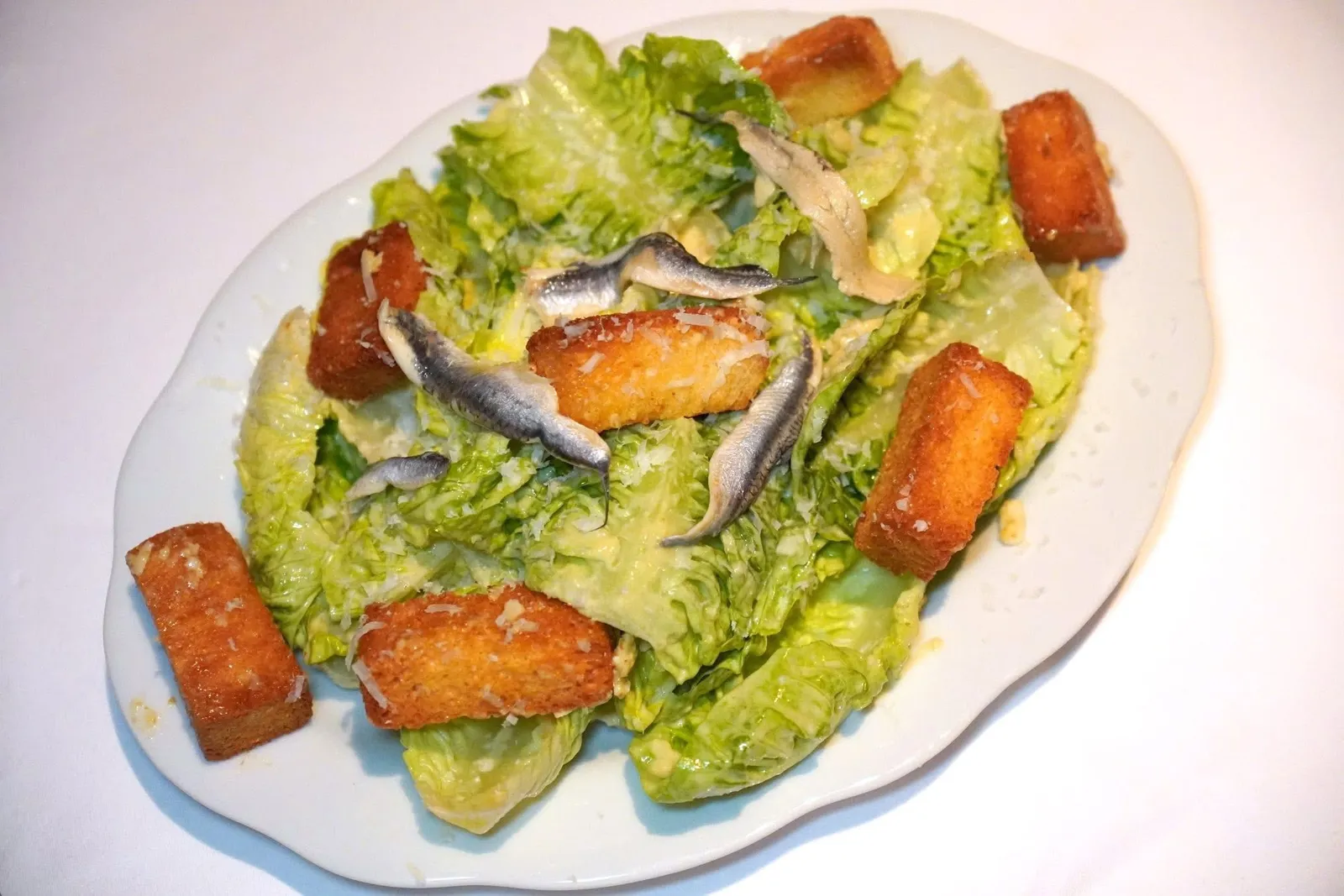 MUST HAVE CAESAR (Prepared table side) (750++)Lettuce, croutons, pecorino, anchoviesจากนั้นจึงเสิร์ฟมาในจานเป็นอันพร้อมชิม