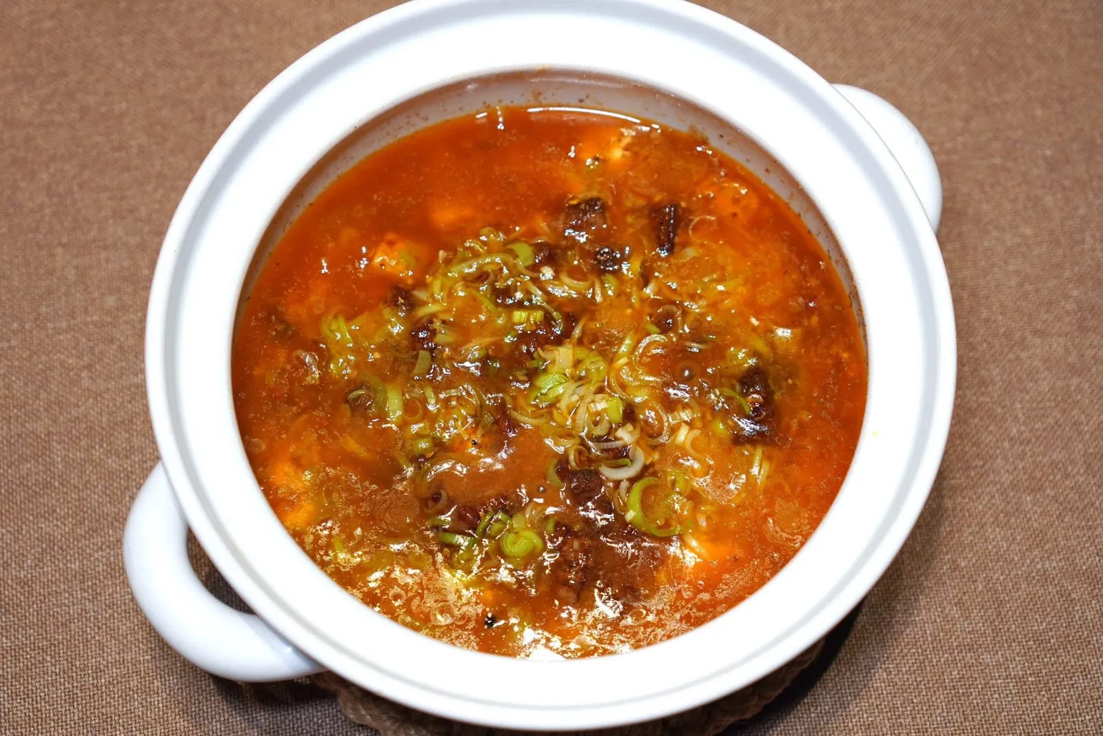 和牛麻姿豆腐 (198 CNY+)Stewed Tofu with Wagyu in Chili SauceMapo Tofu ต้นตำรับมีจุดเด่นที่ความหลากหลายทางรสชาติและความจัดจ้านในสไตล์เสฉวน อย่างไรก็ตามทีมเชฟของร้านได้ยกระดับมาใช้เป็นเนื้อวัววากิวหั่นเป็นชิ้นเล็ก ๆ จนสามารถละลายในปากไปพร้อม ๆ กันกับกับเต้าหู้แทนที่เนื้อวัวสับผสมกับเนื้อหมูสับแบบสูตรดั้งเดิม (17/20)