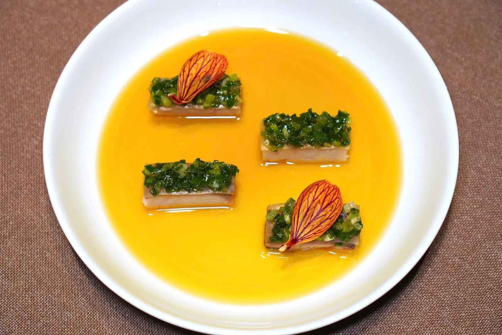 碧螺春烟熏糟鱼 (小份) (68 CNY+)Suzhou style Smoked Fishของว่างแบบเย็นจานนี้คือ 青鱼 หรือปลาคาร์ฟดำตัวใหญ่ที่ผ่านการรมควันกับใบชาเขียว Biluochun จนเนื้อสัมผัสเฟิร์มแน่น ด้านบนท็อปด้วยน้ำมันต้นหอมช่วยความสดชื่นได้ดีมาก ๆ (16/20)