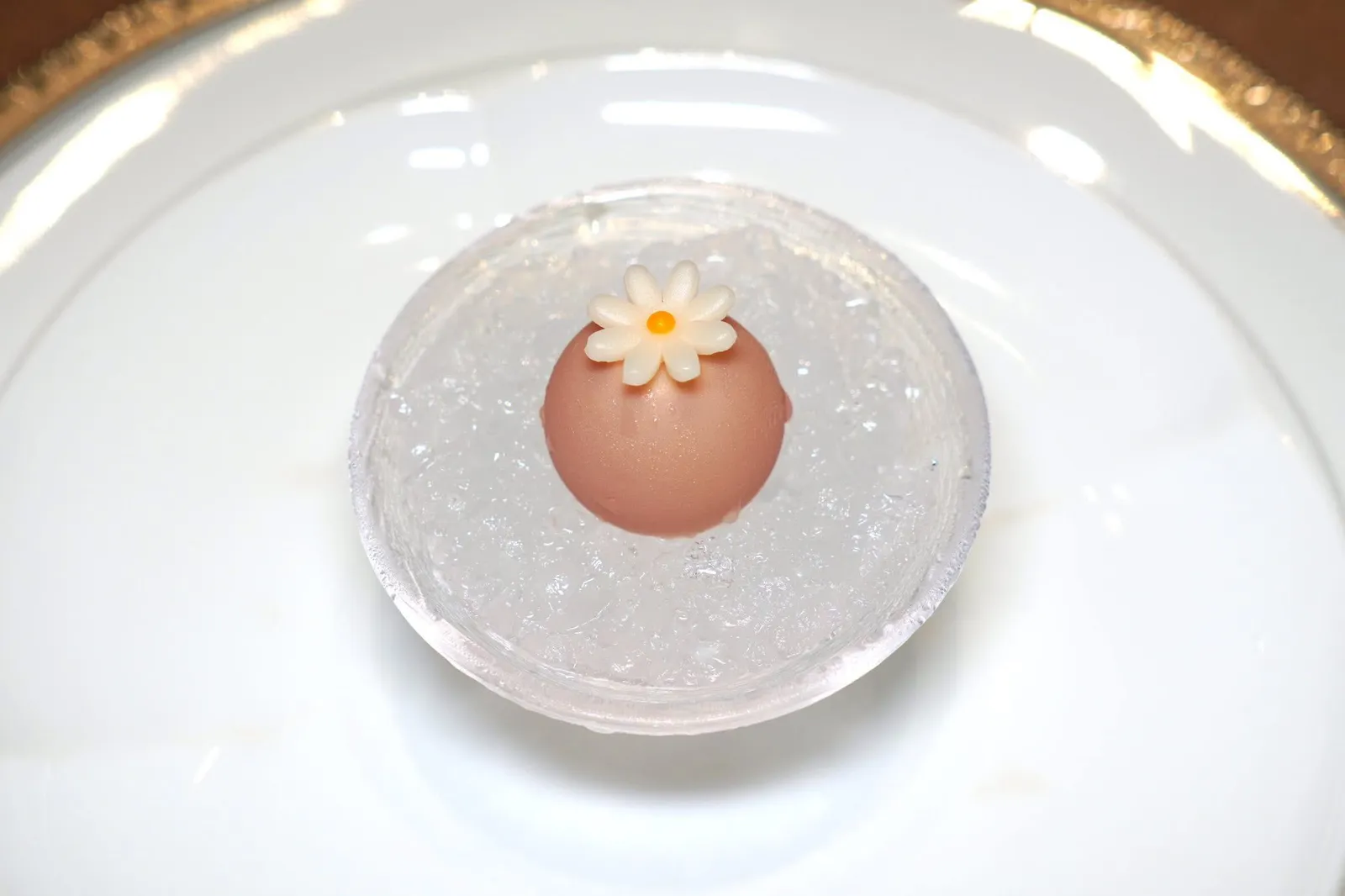 金庭杨梅爆珠 (12 CNY+/Guest)JinTing Waxberry Julee with Chocolateล้างปากด้วยน้ำ Jinting Waxberry เคลือบด้านนอกด้วยช็อกโกแลตซึ่งจะแตกระเบิดออกในปากขณะเคี้ยว