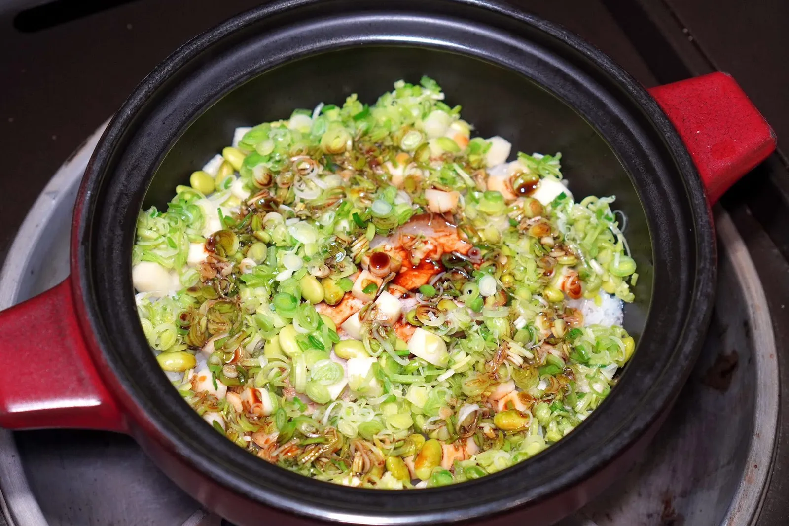 苏式重青焖肉锅饭 (小份) (98 CNY+)Steamed Rice with Pork and Garlic Leavesเชฟเลือกใช้ข้าวสองชนิดคือข้าว Wuchang จากเมือง Heilongjiang และข้าวเหนียวมาผสมกัน ด้านบนท็อปด้วยหมูตุ๋น นอกจากนี้ยังมีถั่วแระและผักตามฤดูกาล พนักงานจะนำข้าวอบแล้วตักเสิร์ฟมากับซอสพริกสำหรับเติมแต่งรสชาติให้จัดจ้านมากขึ้น (16/20)