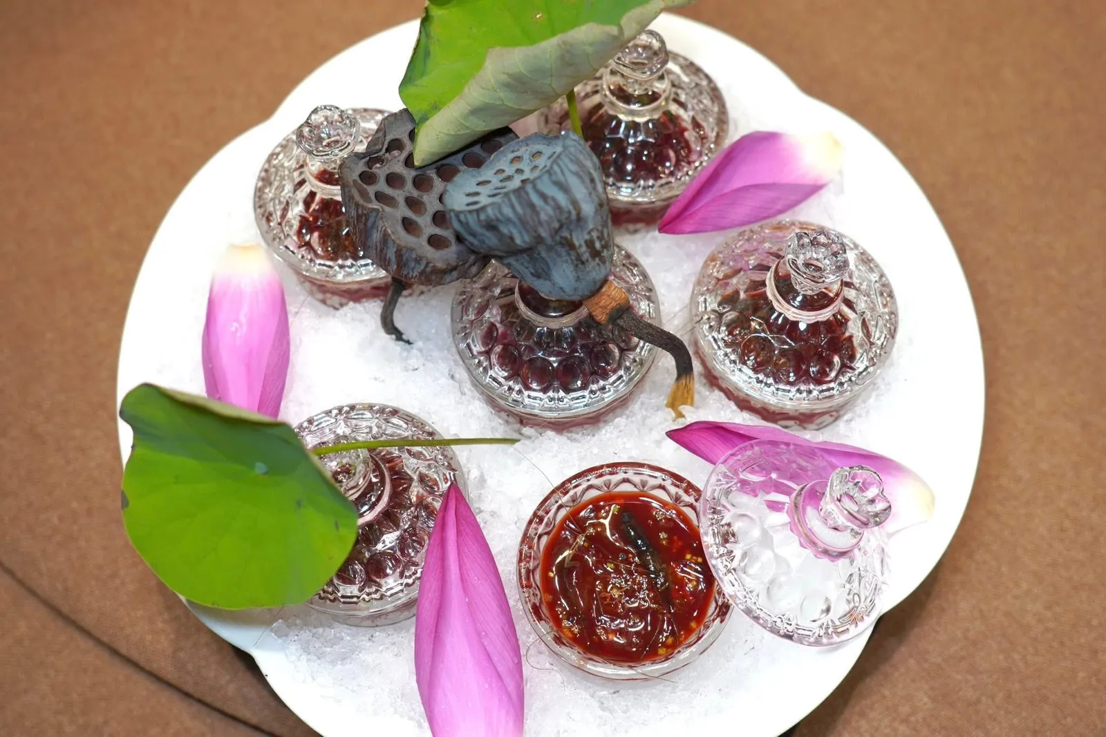 荷塘月色生醉虾 (268 CNY+)Drunken Shrimp in Suzhou-style Sauceเมนูนี้มีชื่อเฉพาะเขียนเป็นภาษาอังกฤษได้ว่า Drunken Shrimp in the Lotus Pond Moonlight ประกอบไปด้วยวัตถุดิบสำคัญของจานนี้คือกุ้งเป็น, Baiju หรือไวน์ขาวจีน, เลมอน และซอสสูตรพิเศษที่ผสมผสานผักชีสับ เซเลอรี่สับ ขิงสับ พริกบด และเต้าหู้หมัก ทางร้านตั้งใจนำเสนอเมนูพื้นบ้าน Jiangnan โดยใช้กุ้งเป็น ๆ ของนคร Suzhou หมักกับ Baiju หรือเหล้าจีนที่มีความแรงของแอลกอฮอล์ค่อนข้างสูงอยู่นานหลายนาที (15/20)