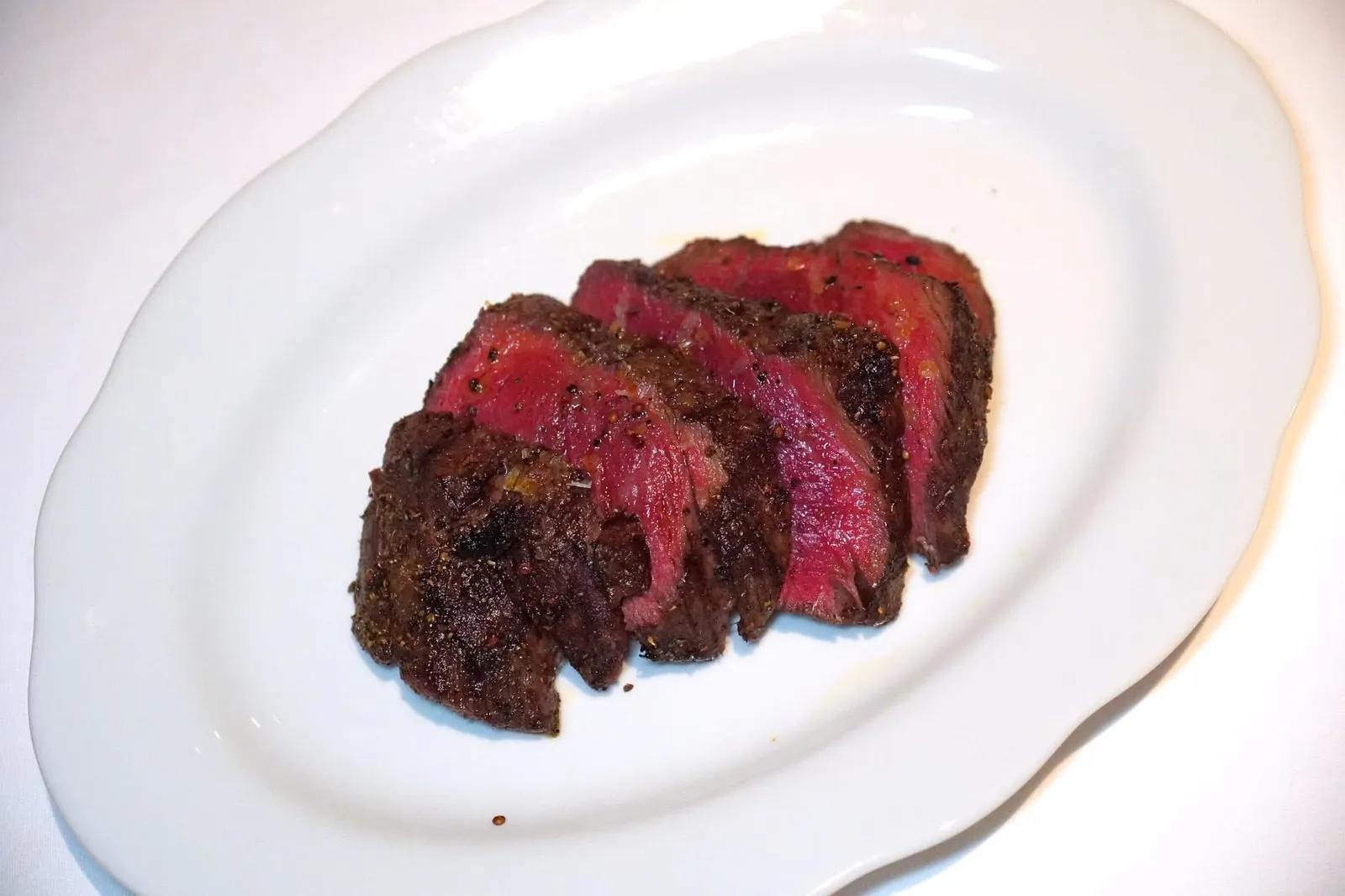 SIRLOIN (1,450++/330 g)Lean, firm and bold flavorเนื้อวัวส่วนเซอร์ลอยน์มีอัตราส่วนไขมันไม่มากแต่แลกมาด้วยรสชาติของเนื้อที่เข้มข้น