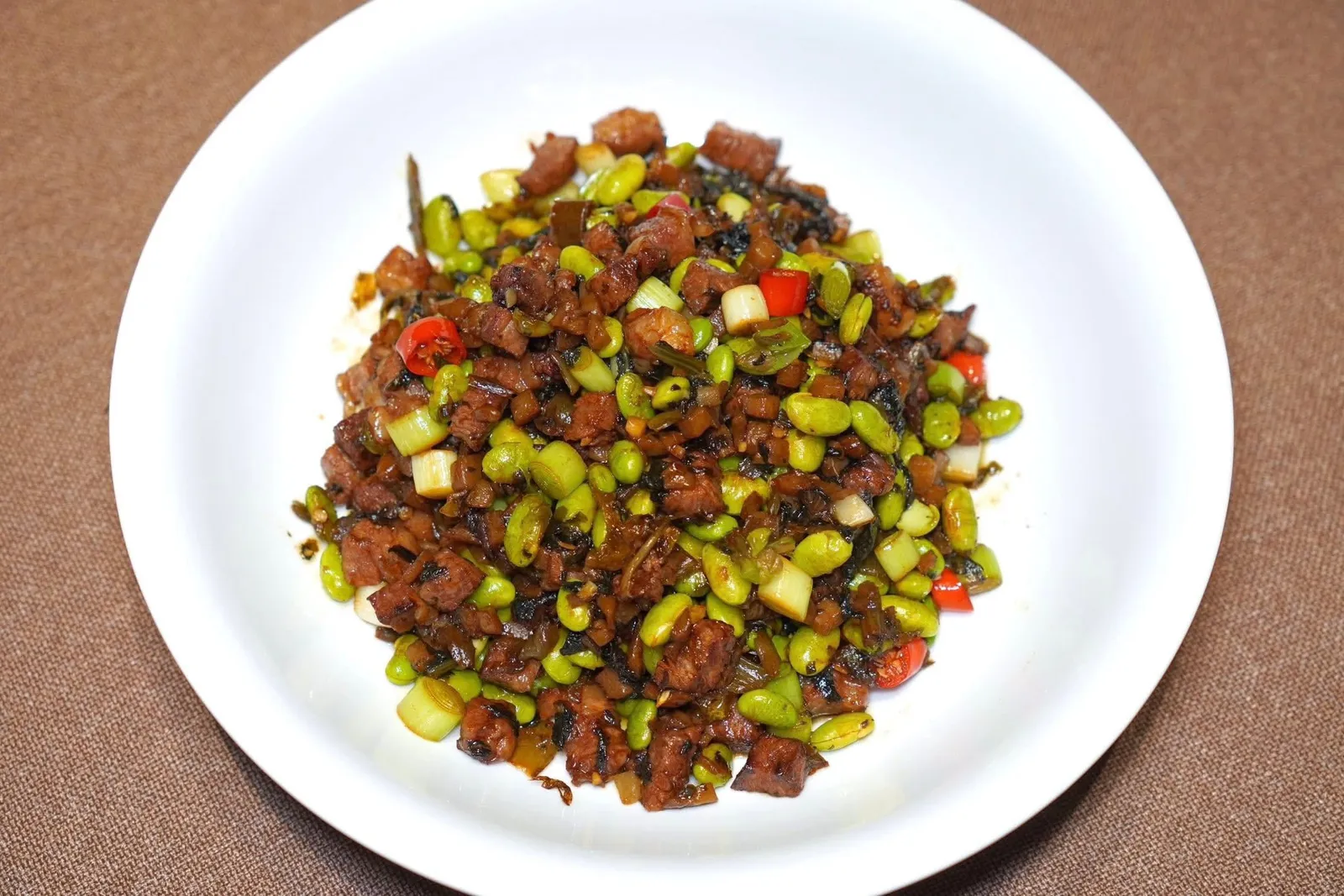 小炒雪花牛肉 (198 CNY+)Stir-fried Marbled Beefเนื้อวัวที่มีอัตราส่วนไขมันสูง เชฟนำไปผัดกับถั่วแระรวมไปถึงผักดองและพริกให้รสชาติเผ็ดเบา ๆ เข้ากันกับไวน์หรือเบียร์ได้ดีมาก ๆ (15/20)