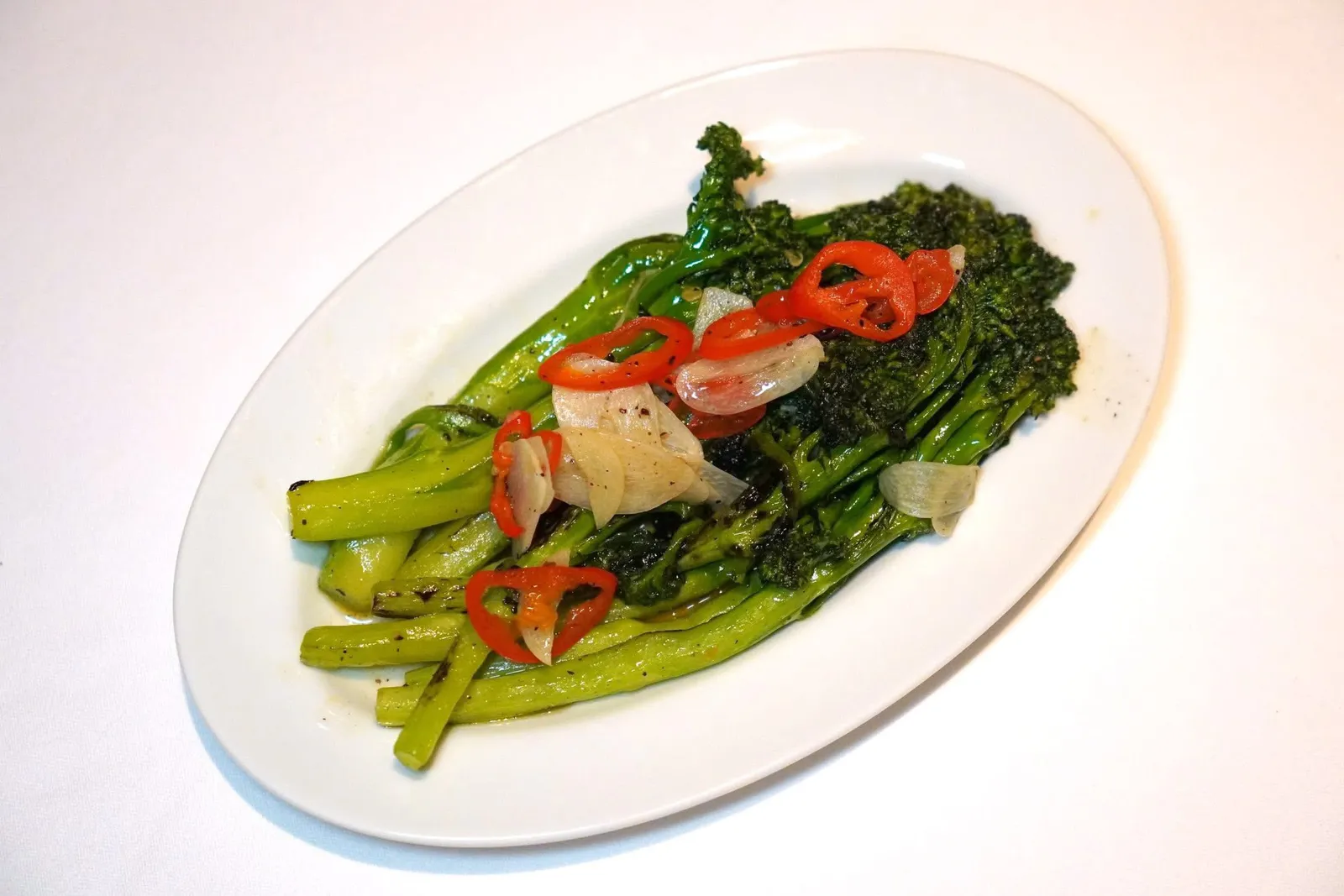 BROCCOLINI (320++)Garlic, chiliบล็อคโคลินี่เนื้อสัมผัสอยู่ระหว่างกรอบและนุ่มทั้งยังมีความหอมของพริกกระเทียมที่พอเหมาะ