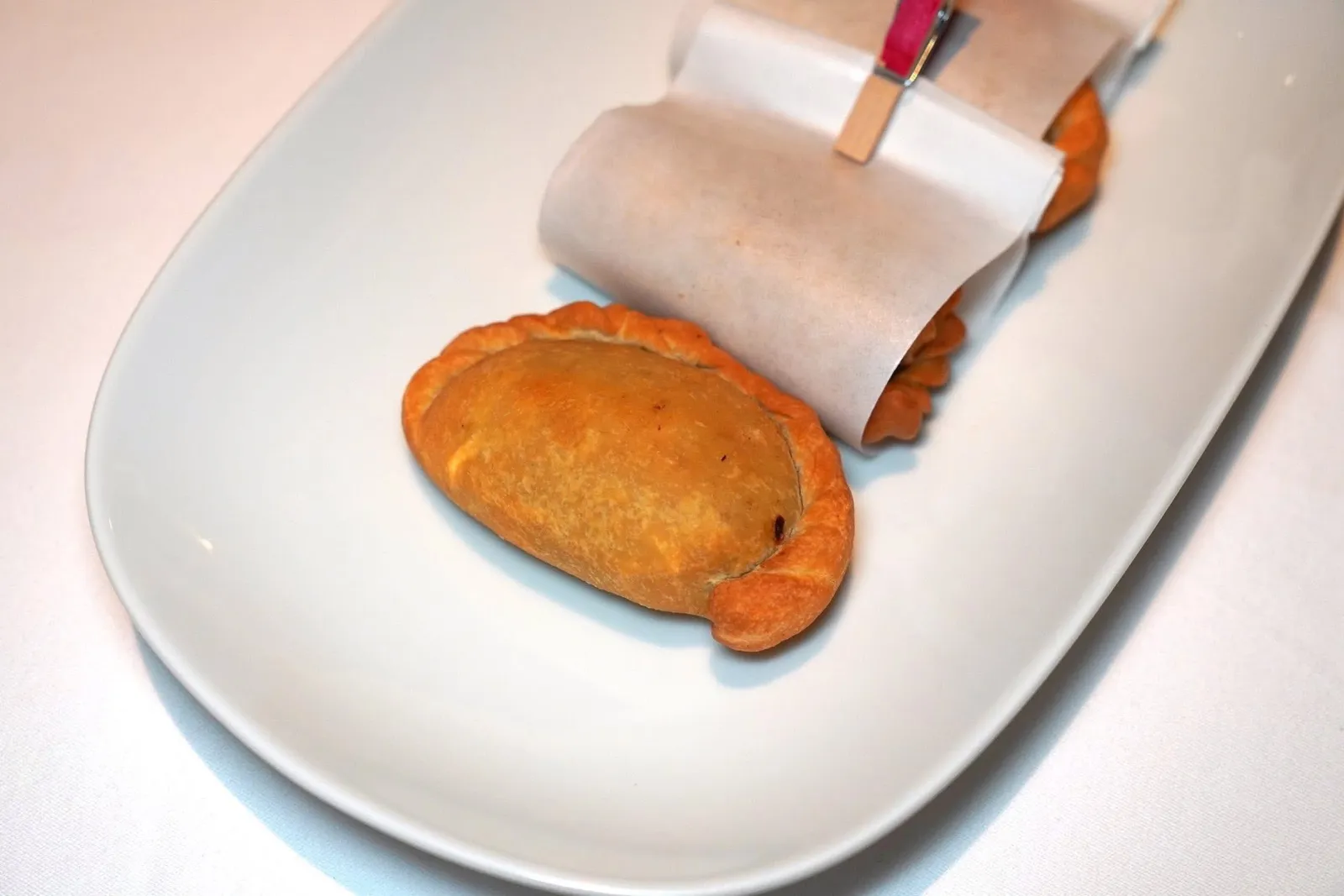 EMPANADA (3) (520++)Flank steak, cut by handEmpanada เป็นพายขนาดจิ๋วหน้าตาคล้ายกันกับกะหรี่ปั๊บเสิร์ฟมา 3 ชิ้น แป้งด้านนอกมีความเปราะ ด้านในสอดไส้เนื้อผัดจนหอม