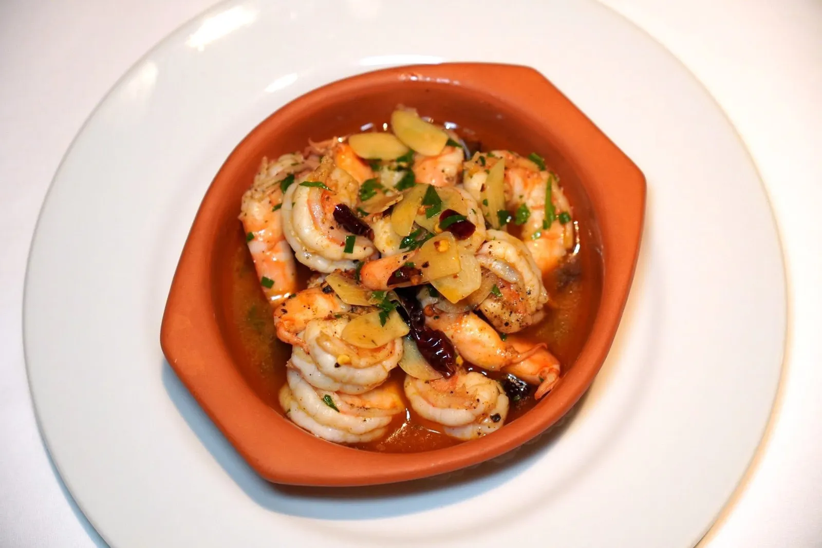 GAMBAS AL PIL PIL (650++)Tiger Prawns, garlic, chili, parsleyกุ้งลายเสือผัดกับน้ำมันมะกอก กระเทียม พริก และใบพาสลีย์ จากนั้นเสิร์ฟมาร้อน ๆ ในภาชนะเซรามิคสไตล์ต้นตำรับ