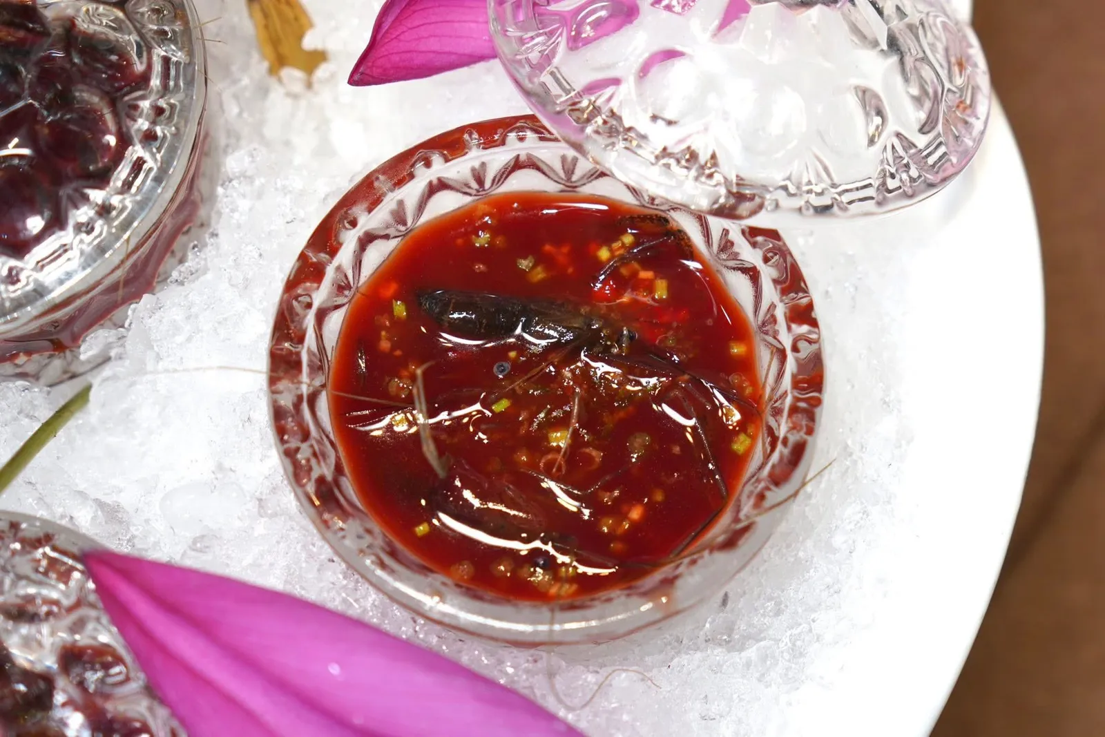 荷塘月色生醉虾 (268 CNY+)Drunken Shrimp in Suzhou-style Sauceจากนั้นเสิร์ฟมาแบบเย็นกับซอสสูตรลับและเลมอน (15/20)