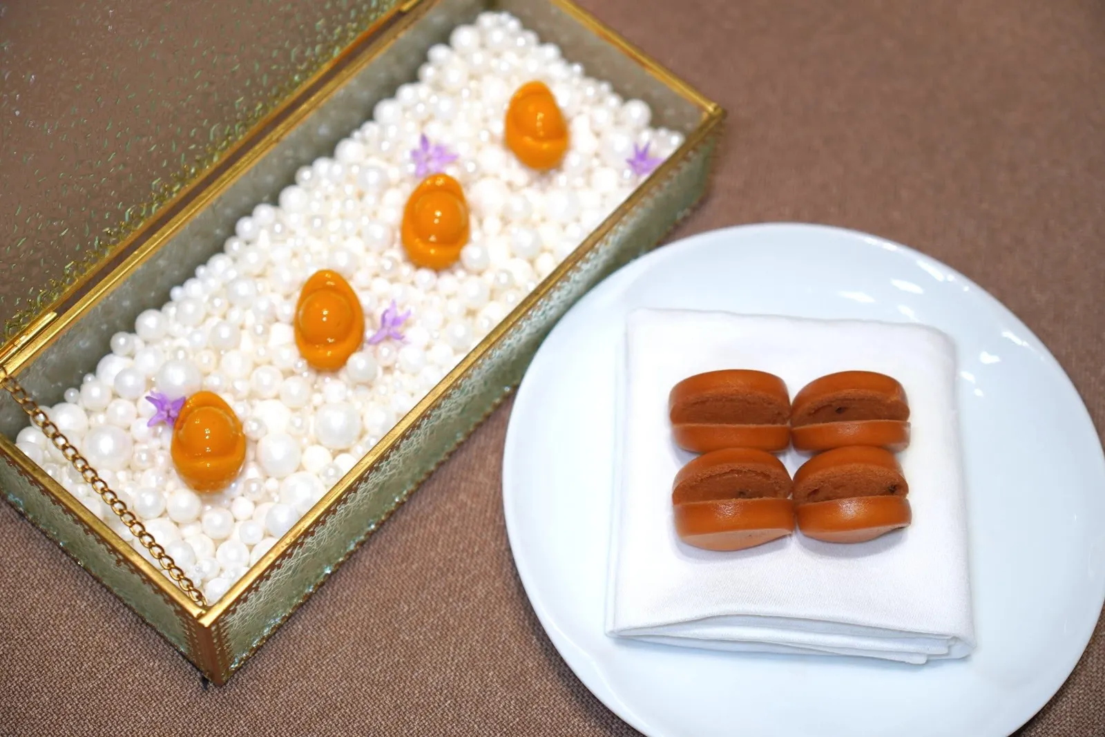 馥珍酒香鹅肝 (小份) (108 CNY+)Goose Liver in Suzhou Wine Sauceคอร์สนี้ทางร้านตั้งใจผสมผสานวัตถุดิบสำคัญจาก 2 ภูมิภาคคือฟัวกราส์จากประเทศฝรั่งเศสและไวน์ Fuzhen ซึ่งเป็น Yellow Wine ท้องถิ่นที่มีชื่อเสียงของนคร Suzhou ทางร้านได้นำฟัวกราส์ไปหมักกับไวน์ Fuzhen ก่อนจะนำมาพิมพ์เป็นรูปหยวนเป่า วิธีรับประทานให้จับคู่กันกับขนมปังผิวกรอบที่เสิร์ฟมาคู่กัน (15/20)