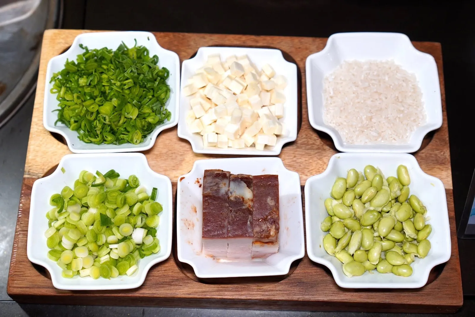苏式重青焖肉锅饭 (小份) (98 CNY+)Steamed Rice with Pork and Garlic Leavesวัตถุดิบสำหรับเมนูข้าว (16/20)