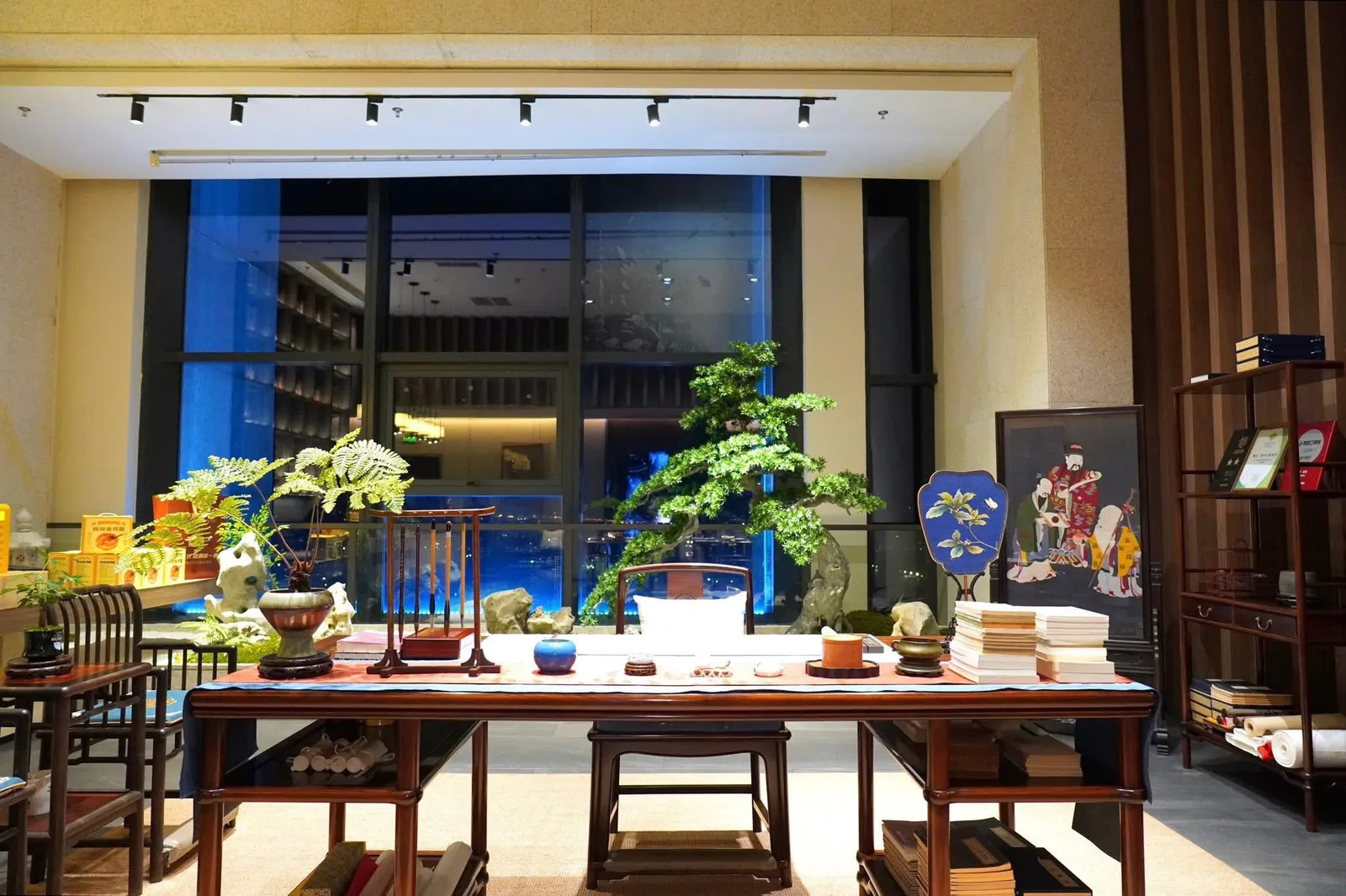 บางห้องสามารถเห็นได้ทั้งวิวทะเลสาบและนคร Suzhou ทั้งกลางวันและกลางคืนสร้างบรรยากาศที่เหมาะกับโอกาสพิเศษ