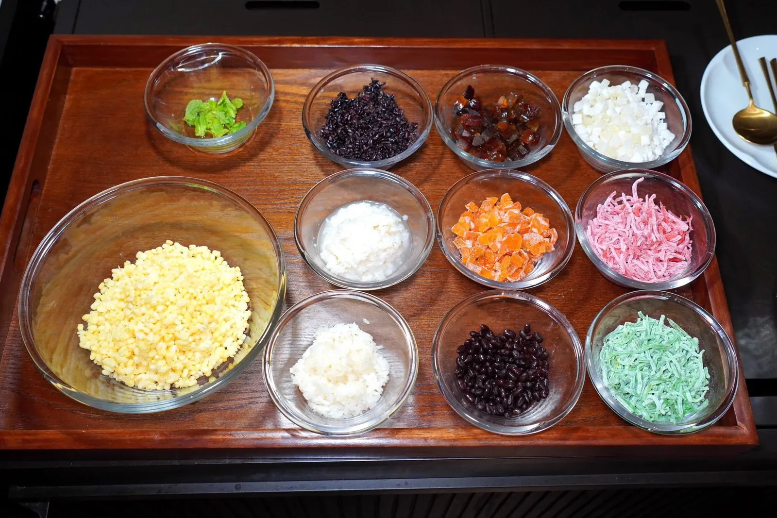 苏式八宝绿豆汤 (28 CNY+/Guest)Suzhou-style Mung Bean Soup with Eight Delicaciesซุปถั่วเขียวแปดเซียนแบบ Suzhou (苏式八宝绿豆汤) เป็นของหวานดับร้อนยอดนิยมของชาวซูโจวในช่วงฤดูร้อน วัตถุดิบทั้งหมดประกอบไปด้วยถั่วเขียวกะเทาะเปลือก, ข้าวเหนียวขาว, ข้าวเหนียวดำ, ข้าวหมัก (酒酿), ถั่วแดง, อินทผลัมหวาน (蜜枣), ส้มจิ๋วเชื่อม (金桔蜜饯), ฟักเชื่อม (冬瓜糖), เส้นหวานสีเขียว–แดง (青红丝) ซึ่งทำจากฟักกวน (14/20)