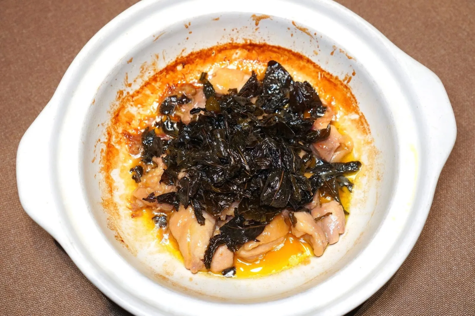 茶香生焗走地鸡 (198 CNY+)Braised Chicken with Chinese Teaไก่ท้องถิ่น Chaoshan นำมาอบในหม้อดินโดยใช้เทคนิคพอเศษสไตล์กวางตุ้ง จากนั้นใส่ชา Tieguanyin ลงไปเพื่อสร้างอโรมาให้หอมโดดเด่น เนื้อไก่นุ่ม ฉ่ำ สุกพอดี มีความมันเล็กน้อยเข้ากันกับรสชาติของชาได้อย่างไร้ที่ติ ในทันทีที่พนักงานเปิดฝาหม้อออก อโรมาของไก่และชาจะลอยมาแตะจมูกพร้อม ๆ กัน (16/20)