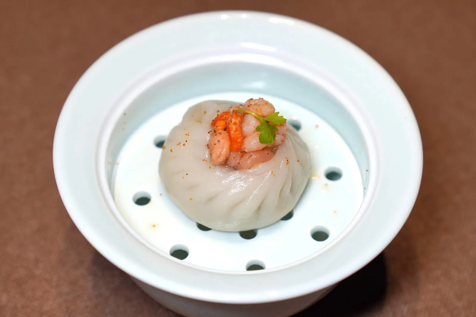 三虾炒肉团子 (38 CNY+/Guest)Suzhou Rice Cake with Pork and Three Shrimpคอร์สนี้คือเกี๊ยวข้าวสไตล์ Suzhou เสิร์ฟมากับกุ้ง 3 อย่างหรือที่เรียกกันว่า Three Shrimp เกี๊ยวข้าวสไตล์ Suzhou โดยเฉพาะเกี๊ยวเนื้อนั้นก่อกำเนิดขึ้นตั้งแต่ยุคราชวงศ์ Qing ทีมเชฟของทางร้านได้ปรัยรูปแบบมาเสิร์ฟเป็นเนื้อกุ้ง ไข่กุ้ง และหัวกุ้งจนได้เนื้อสัมผัสที่โดดเด่นเสริมกันกับความนุ่มหนึบของแป้งชั้นนอกได้อย่างไร้ที่ติ ระหว่างเสิร์ฟพนักงานจะเทซุปไก่อุ่น ๆ ลงไปในเกี๊ยวเย็น ๆ จนเกิดมิติที่แตกต่างของอุณหภูมิได้อย่างน่าทึ่ง (16/20)