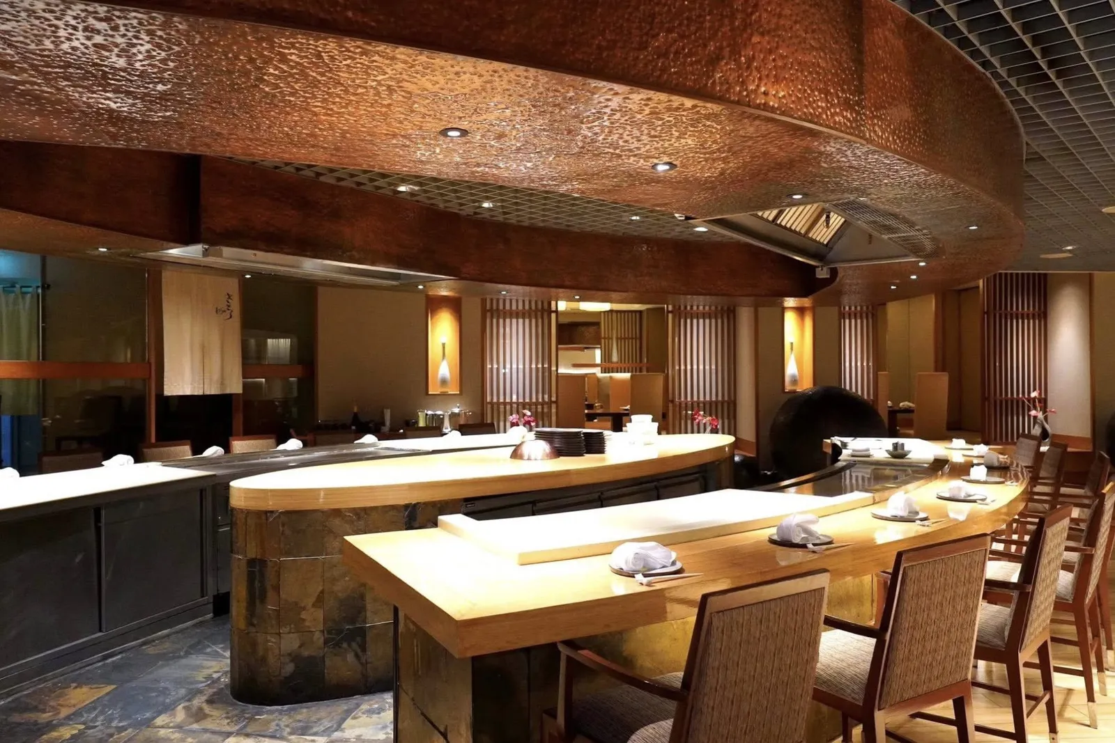 🎗️ KiSara เป็นห้องอาหารญี่ปุ่น Fine Dining ประจำโรงแรม Conrad Bangkok ตรงกลางเป็นเคาน์เตอร์เทปปันยากิขนาดใหญ่ เบื้องหลังเป็นซูชิบาร์ที่ลูกค้าสามารถเพลิดเพลินไปกับการชมทีมเชฟปั้นซูชิเสิร์ฟให้แบบคำต่อคำ