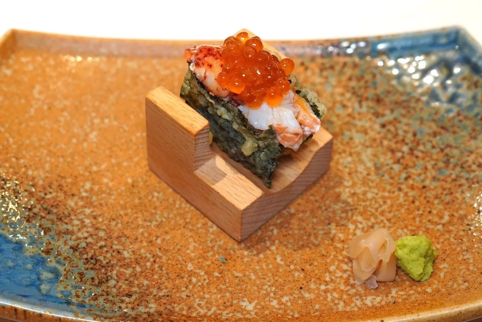 LOBSTER TACOCrispy shell, lobster salad, ikura, sushi riceทาโก้สาหร่ายกรอบห่อข้าวซูชิ เชฟเสิร์ฟมากับสลัดกุ้งล็อบสเตอร์ ด้านบนท็อปด้วยอิคุระ อย่าลืมใส่วาซาบิลงไปด้วยเล็กน้อย