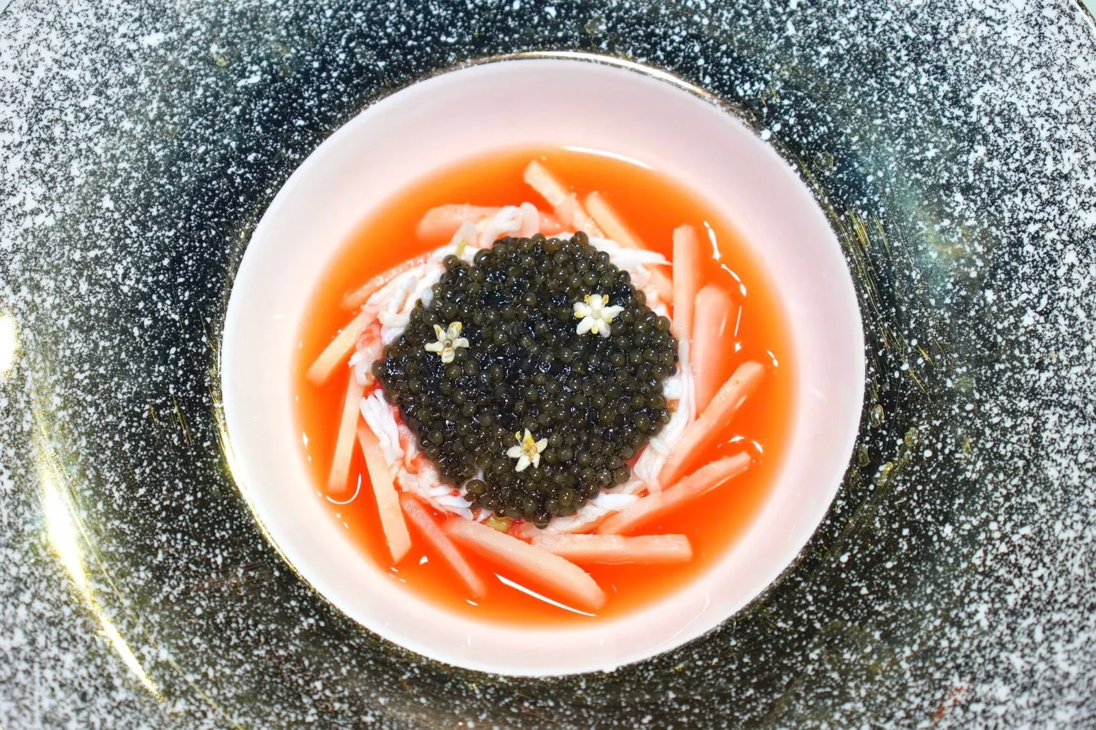 Caviar • King Crab魚子醬帝王蟹เนื้อปูคิงแครบที่เชฟได้มาแบบเป็น ๆ มีรสหวานโดยธรรมชาติ เชฟจัดวางมาสลับกันกับชิ้นแห้วกรอบ ๆ ด้านบนคือ Prunier Oscietra Classic Caviar ที่เชฟนำไปดรายเอจนาน 48 ชั่วโมงเพื่อให้ความอุมามิกลมกล่อมมากขึ้น สุดท้ายคือซอสที่ผสมผสานน้ำส้มสายชู พริก และกระเทียมเข้าด้วยกัน (15/20)