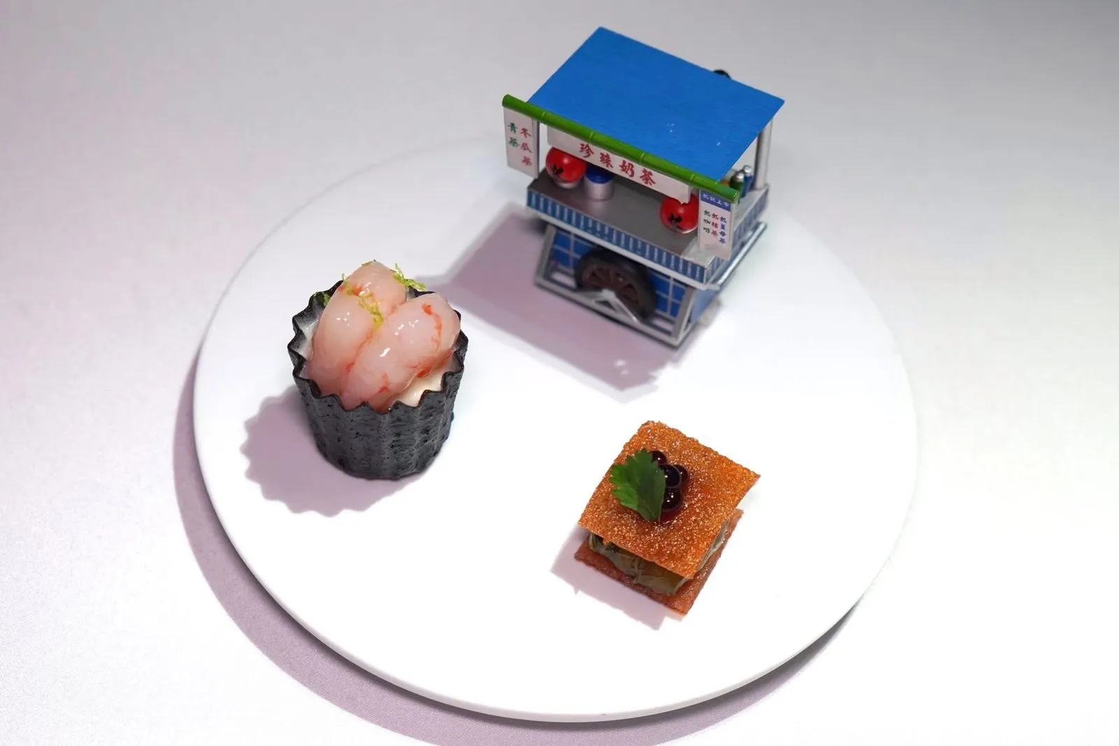 Shrimp • Suckling Pig Gua Bao鳳梨蝦•金豬刈包เริ่มต้นมื้ออาหารด้วยมินิทาร์ตสีดำ ด้านในบรรจุสับปะรดราชบุรีที่เชฟเตรียมขึ้นมาเอง ด้านบนคือกุ้งอามะเอบิจากประเทศญี่ปุ่นให้ความหวานจากธรรมชาติ ถัดมาคือกัวเปาหรือซาลาเปาไต้หวันที่เชฟตีความใหม่โดยการใช้หมูหันสไตล์กวางตุ้งใส่เข้ามาแทน ด้านในมีผักกาดดอง ถั่วลิสง ผักชี และบัลซามิกคาเวียร์ผสมผสานรสชาติในหนึ่งคำได้อย่างมีมิติ (15/20)