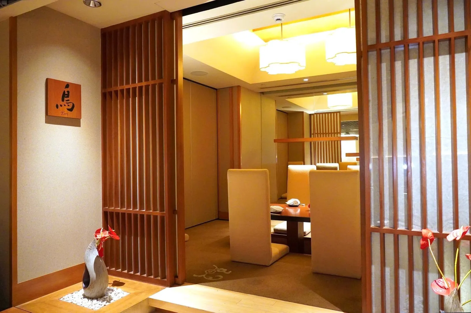 ทางร้านยังมีห้องส่วนตัวหลากหลายสไตล์รองรับลูกค้าที่มากันเป็นกลุ่มใหญ่