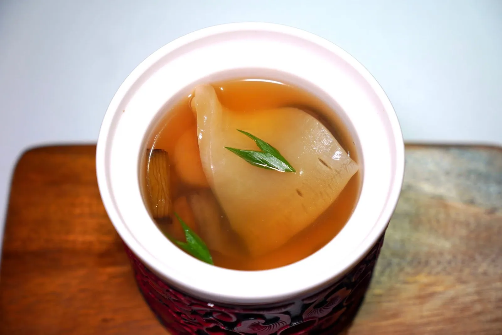Buddha Jumps Over the Wall (Yellow Fish Maw)佛跳牆(黃花膠)พระกระโดดกำแพงที่เชฟเลือกใช้วัตถุดิบระดับสูงหลายอย่างมาผสมผสานเข้าไว้ด้วยกันใน 1 จานไม่ว่าจะเป็นกระเพาะปลาเหลือง เห็ดหอมแห้ง หอยสังข์จากจังหวัดภูเก็ต กังป๋วย หนังปลา กุ้งแห้ง กังป๋วย เกาลัด เชฟเคี่ยวน้ำซุปจากโครงไก่ด้วยไฟอ่อนนาน 48 ชั่วโมงแล้วปรุงรสด้วยอู่เจียผีจิ่ว (五加皮酒) และตังกุยนั่นเอง (15/20)