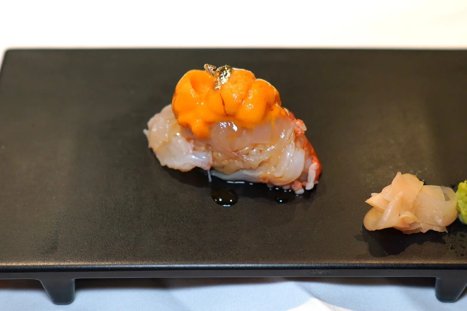LOBSTER UNILobster paired with Hokkaido sea urchinนิงิริซูชิกุ้งบอสตั้นล็อบสเตอร์เสิร์ฟมาเพิ่มอีกหนึ่งคำแต่คราวนี้ด้านบนท็อปด้วยอูนิคุณภาพดีจากฮอกไกโดช่วยเพิ่มความครีมมี่และมิติความหวานตัดกับความเค็มของซีอิ๊วได้เป็นอย่างดี
