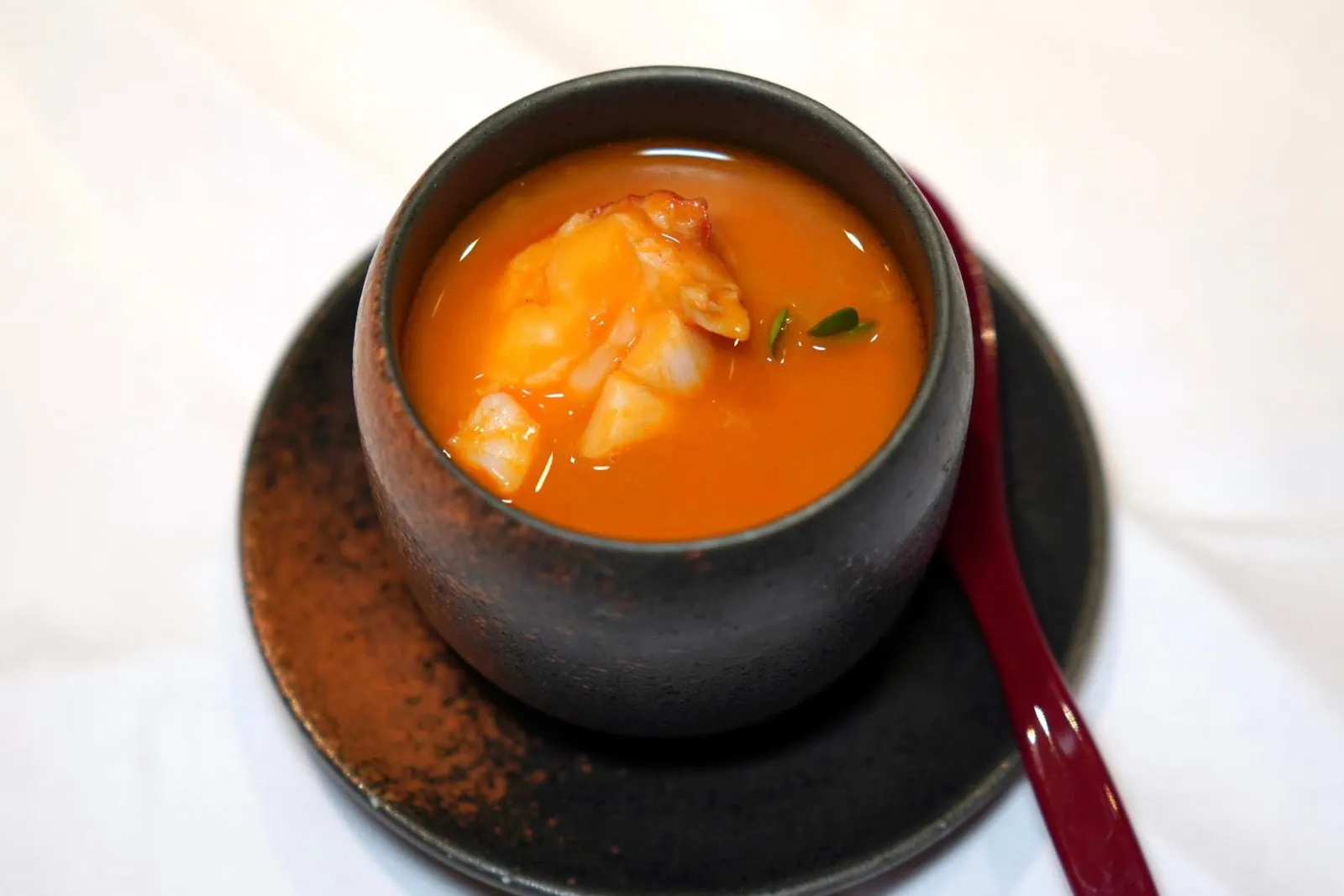 LOBSTER CHAWANMUSHISteamed egg custard, roasted lobster dashi, lobster, shiitake mushrooms, ginkgo nutsไข่ตุ๋นญี่ปุ่นเนื้อเนียนเสิร์ฟมากับซุปดาชิกุ้งล็อบสเตอร์เผา ด้านในมีเห็ดชิทาเกะและเมล็ดแปะก๊วยอยู่ด้วย