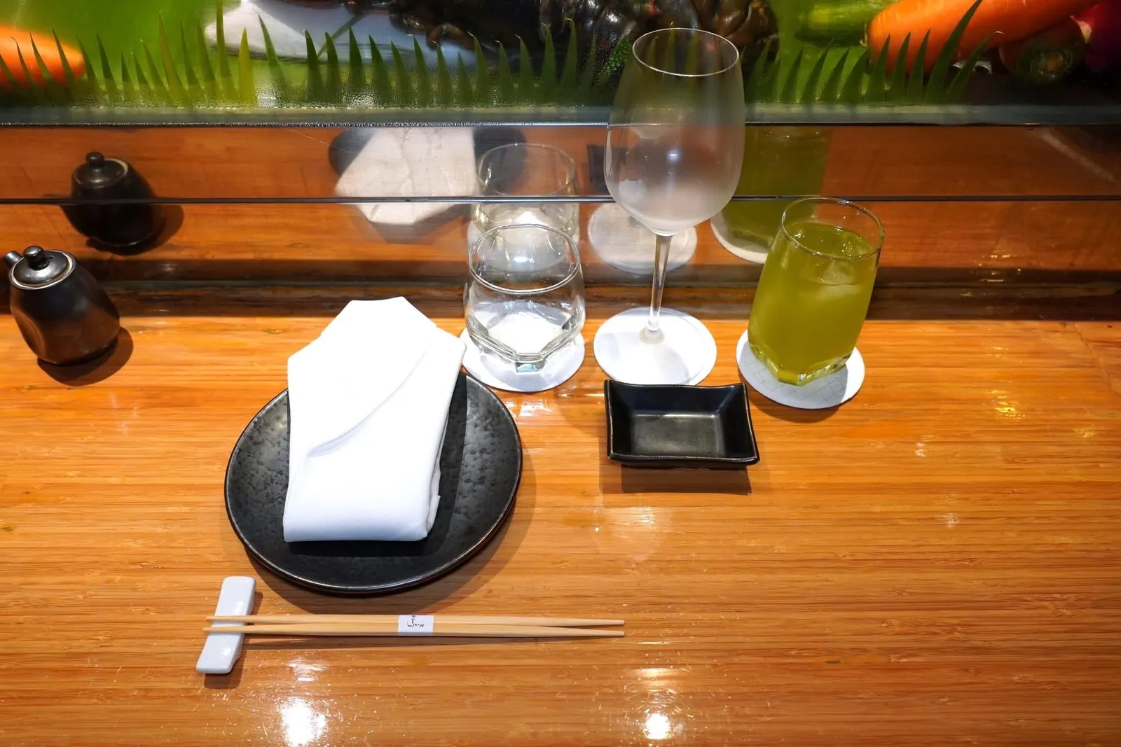 นอกจากเมนูแบบ À La Carte หลากหลายหมวดหมู่แล้ว ทางร้านยังนำเสนอ Set Menu ชุดพิเศษจำนวน 10 คอร์สใช้ชื่อว่า Lobster Omakase (2,990++) โดยทีมเชฟจะเลือกใช้วัตถุดิบหลักเป็นกุ้งล็อบสเตอร์มาผสมผสานกับเทคนิคการปรุงหลากหลายสไตล์ในราคาที่จับต้องได้