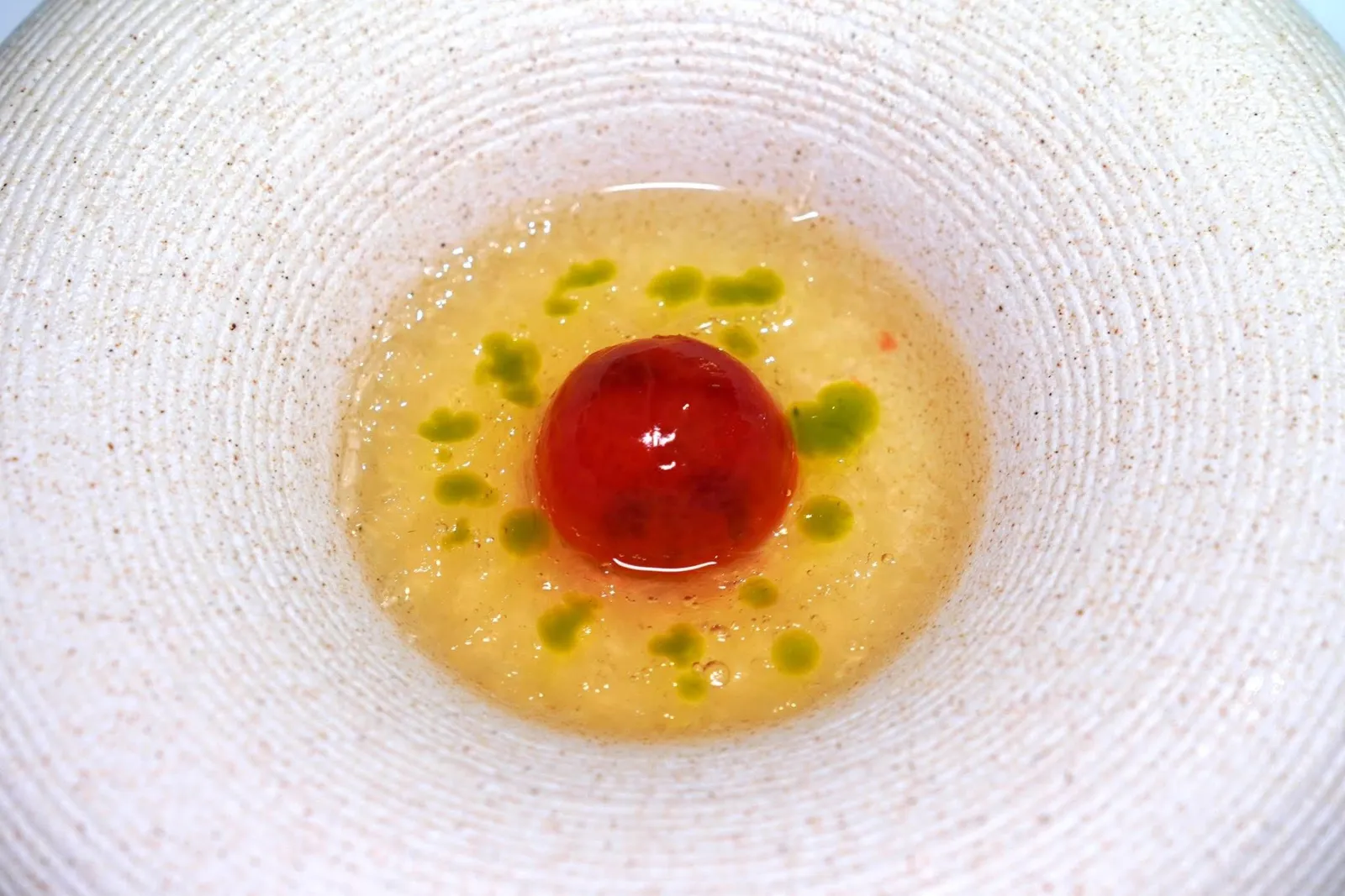 Bird's Nest • Tomato番茄燕窩ล้างปากด้วยมะเขือเทศเชียงใหม่ที่ผ่านการต้มและปอกเปลือก จากนั้นนำไปแช่เย็นจนได้น้ำที่ผ่านการ Clarified จนได้น้ำใส ๆ โรยด้วยน้ำมันขึ้นฉ่าย ด้านในผลมะเขือเทศยัดไส้ด้วยบ๊วยให้รสเปรี้ยว นอกจากนี้ยังมีรังนกจากจังหวัดชุมพรใส่มาด้วย (15/20)