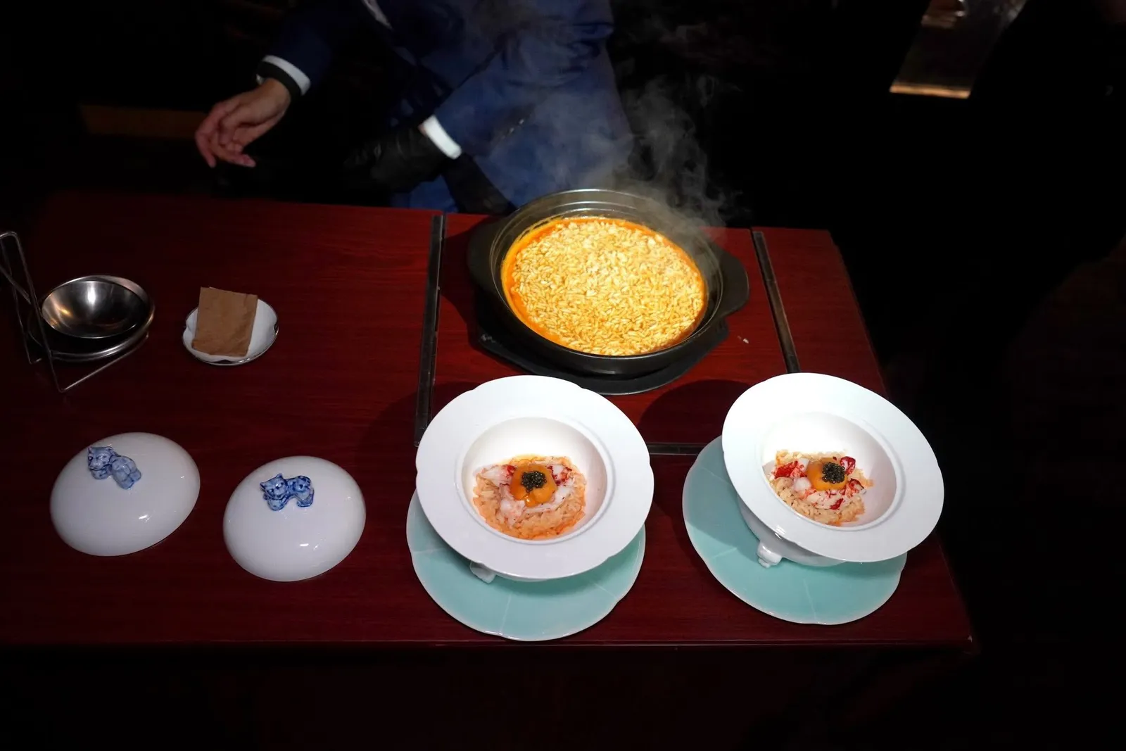 Blue Lobster Rice Soup藍龍泡飯จานนี้คือ Signature Dish ที่ได้จากการนำกุ้งบลูล็อบสเตอร์นำเข้าจากประเทศฝรั่งเศสไปเคี่ยว (15/20)