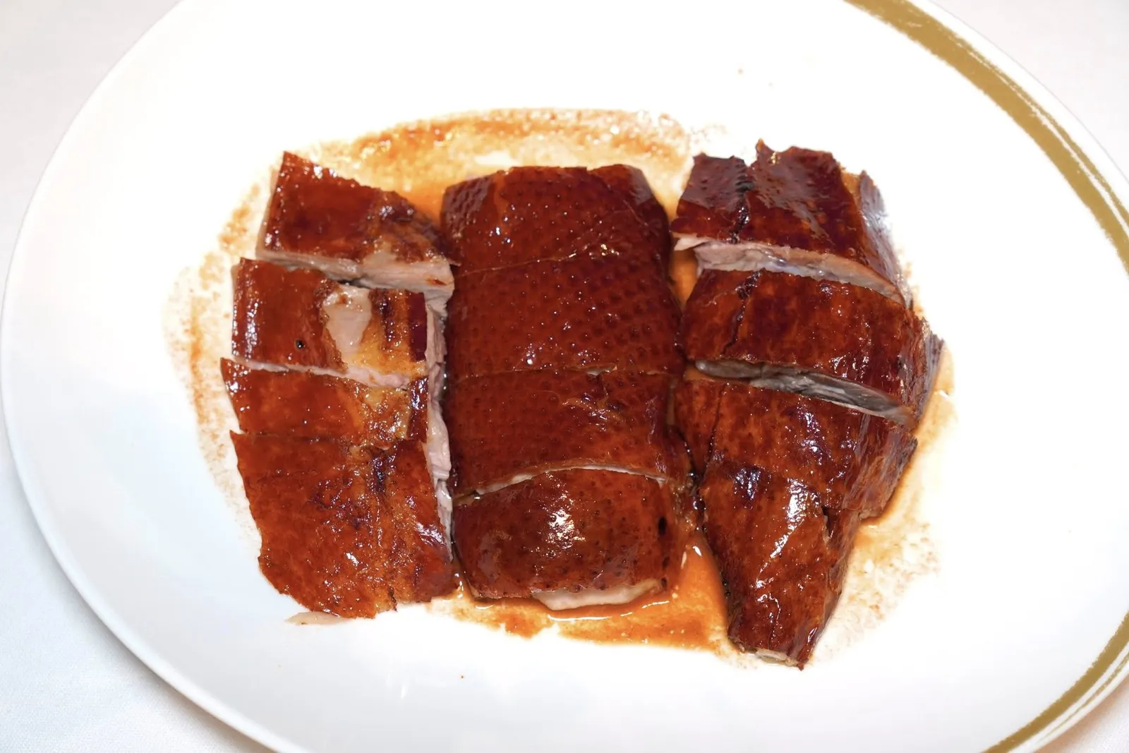 润烧秋粟鸭 (280 CNY+)Roasted Cantonese corn-fed duckเป็ดย่างสไตล์กวางตุ้งย่างมาสุกกำลังดี เนื้อเป็ดมีความฉ่ำในขณะที่หนังกรอบและหอม (15/20)