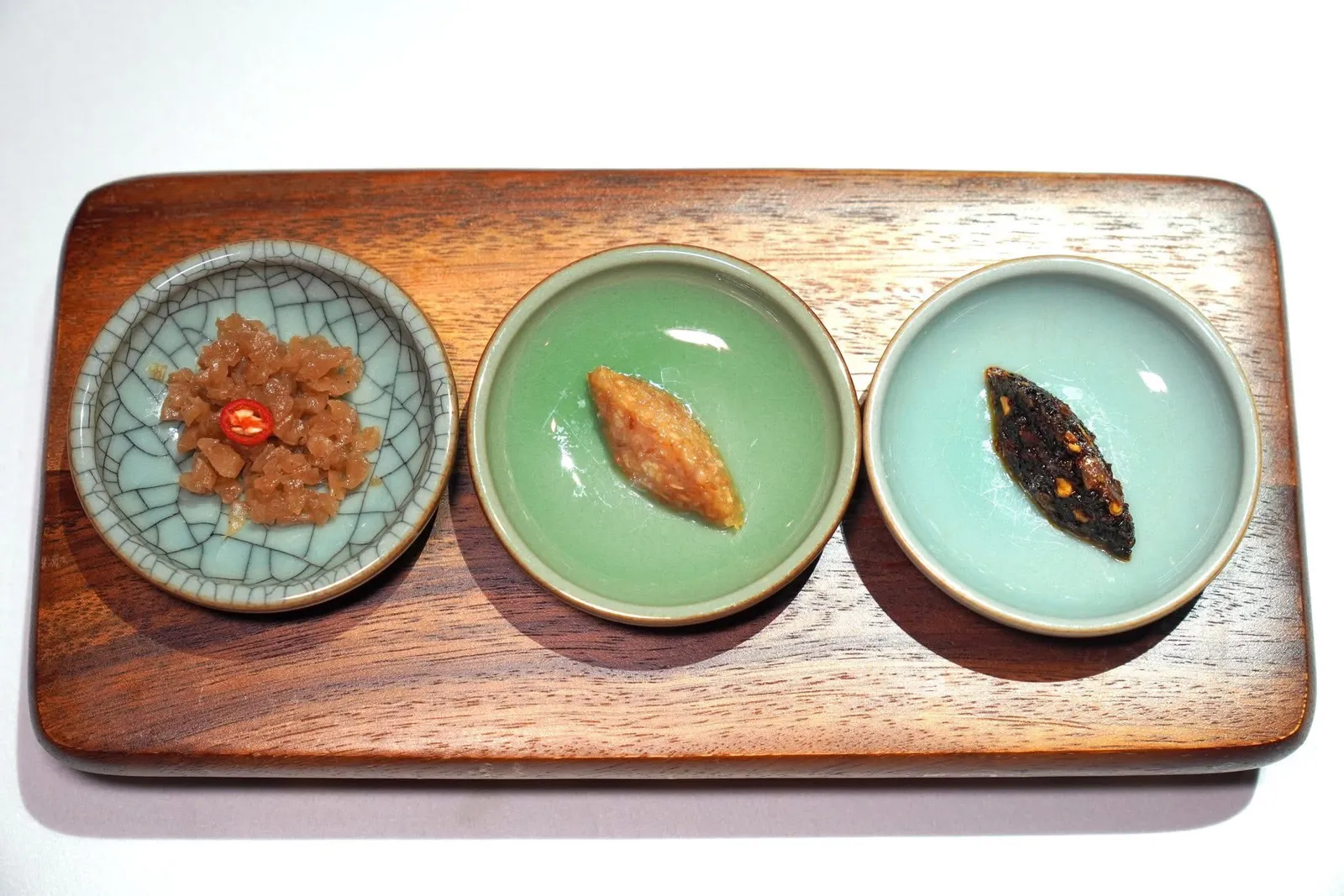 Blue Lobster Rice Soup藍龍泡飯ลูกค้าสามารถลองชิมรสชาติต้นตำรับก่อน บางคนอาจลองปรุงด้วยซอส 3 อย่างประกอบไปด้วยซอสหัวไชโป๊ ซอสมันไก่กับหอมเจียว และซอสเห็ด 7 ชนิดผัดกับพริกจนหอมกรุ่น (15/20)