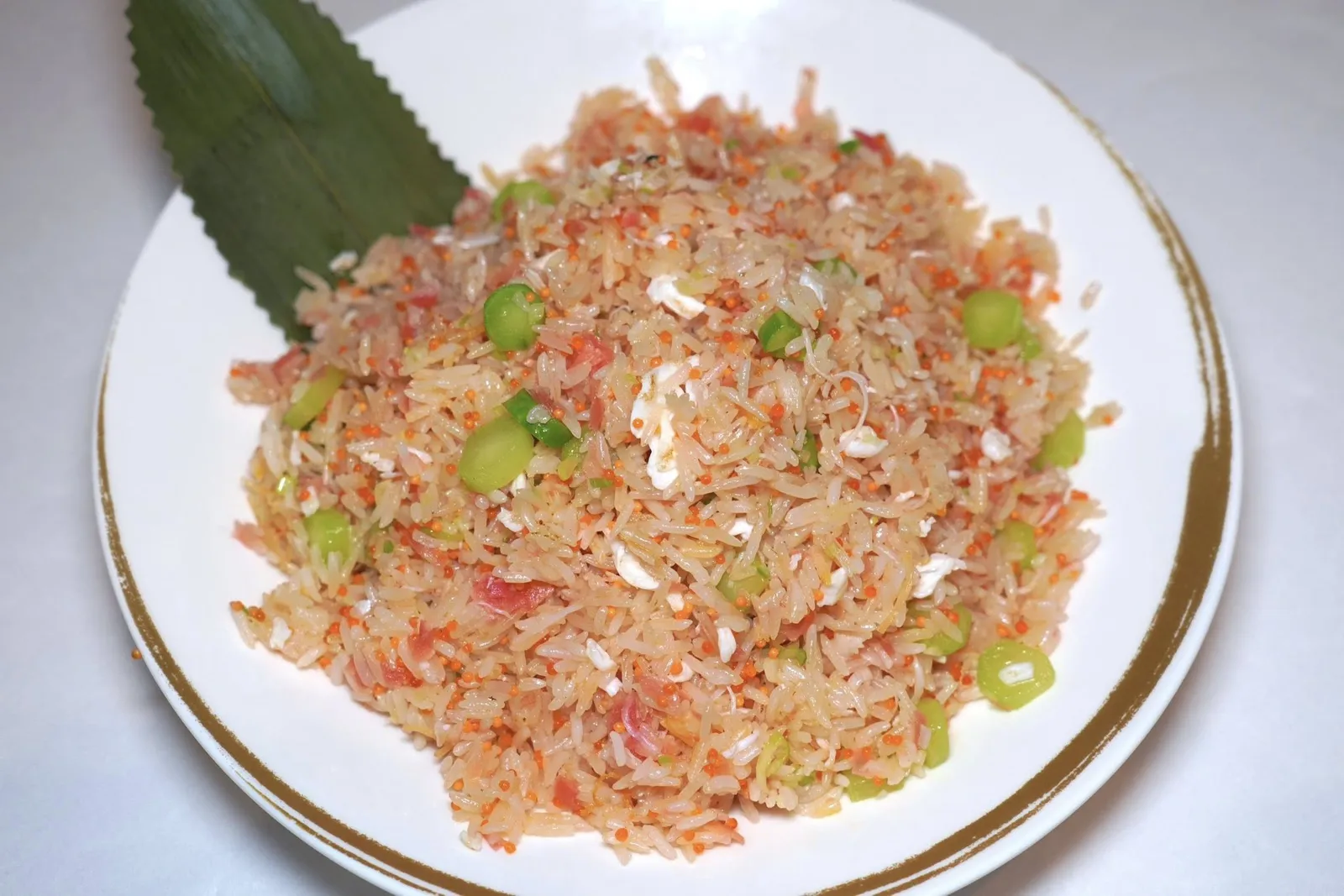 松叶蟹肉紫姜瑶柱蛋白炒饭 (385 CNY+)Fried rice with snow crab meat, seaweed, egg white, dried scallop, gingerข้าวผัดเนื้อปูหิมะกับไข่ขาว ทางร้านใส่สาหร่ายและกังป๋วยมาช่วยเพิ่มความอูมามิ นอกจานี้ยังมีอโรมาหอม ๆ ของขิงและความกรอบของก้านผักซอยอีกด้วย (15/20)
