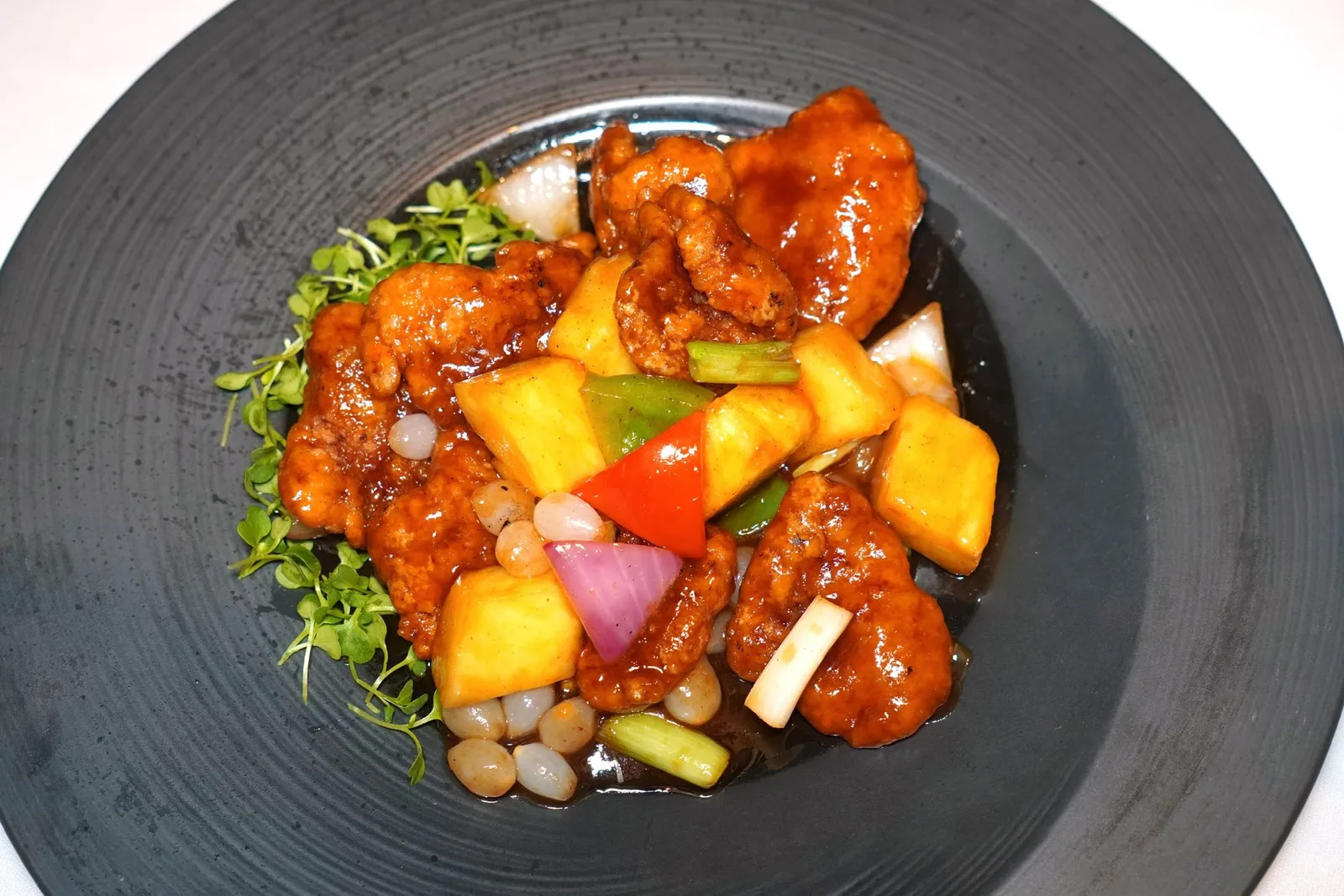 西班牙黑猪果醋咕噜肉 (240 CNY+)Wok fried Spanish pork with pineapple, sweet and sour sauceอีกหนึ่งเมนูเด็ดประจำมื้อคือเนื้อหมูจากประเทศสเปนมีเนื้อสัมผัสและกลิ่นที่เป็นเอกลักษณ์ผัดมากับซอสเปรี้ยวหวานสไตล์กวางตุ้ง ชิ้นสับปะรดมีความกรอบและฉ่ำ นอกจากนี้ยังมีอโรม่าของพริกหวานและกระเทียมโทนอีกด้วย (14/20)