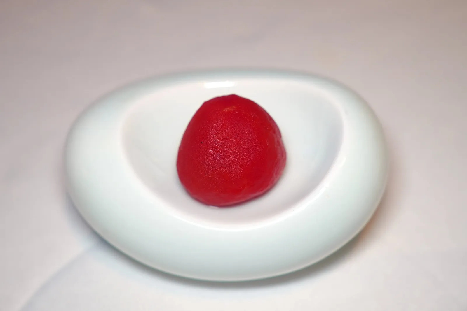 Amuse-boucheทางร้านเสิร์ฟของว่างเรียกน้ำย่อยมาเป็นมะเขือเทศที่ชุ่มไปด้วยน้ำผึ้งให้รสชาติหวานและเปรี้ยว