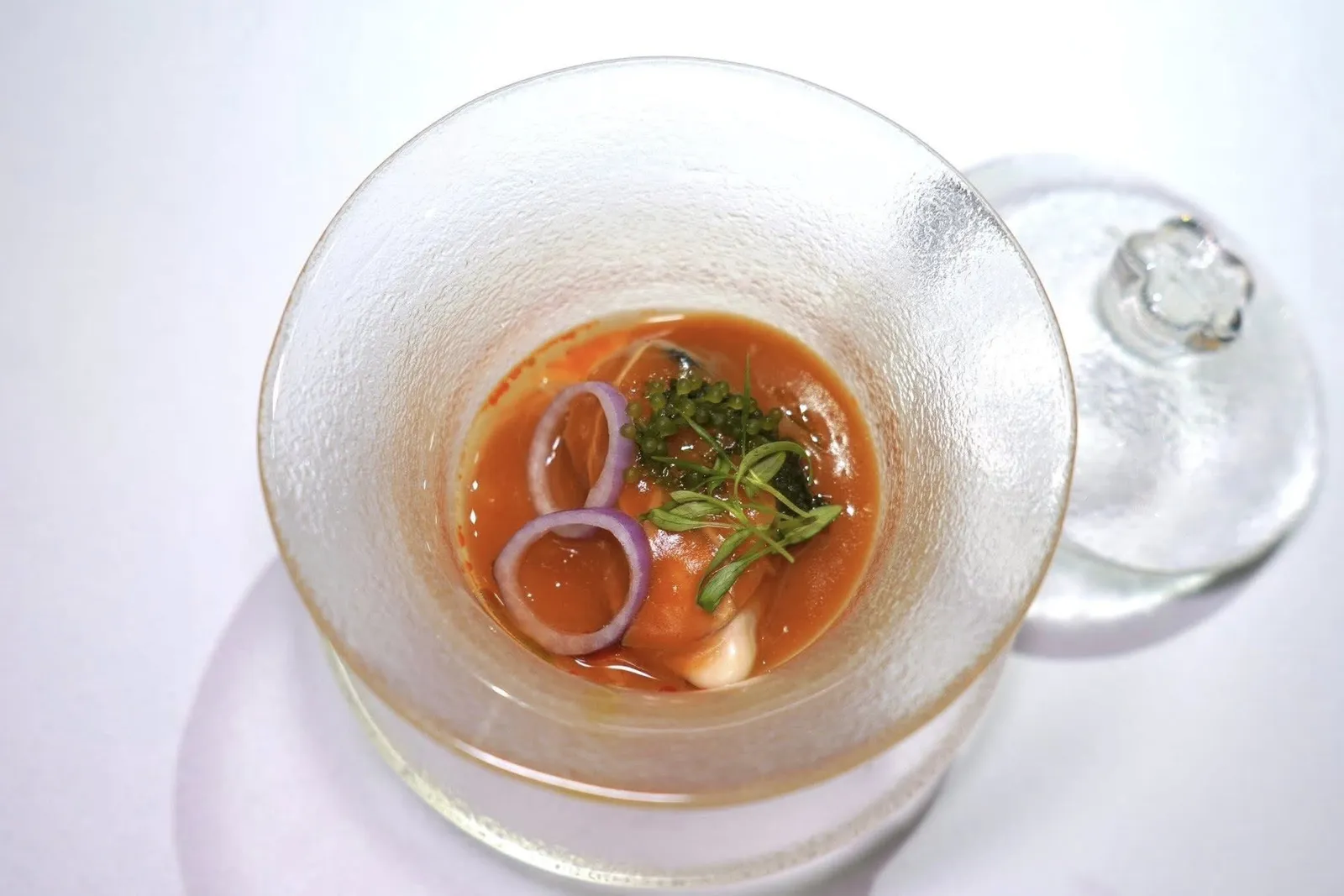 Gillardeau Oyster Noodles吉拉多蠔麵線คอร์สนี้เชฟได้รับแรงบันดาลใจมาจากเมนูเส้นหมี่หอยนางรมไต้หวัน หอยนางรมจีลาโดจากประเทศฝรั่งเศสรองด้านล่างด้วยไข่ตุ๋นที่ตุ๋นจากน้ำสต๊อกกุ้ง ในจานยังมีเส้นหมี่ที่ผ่านการอบในอุณหภูมิที่ไม่สูงนักจนกลายเป็นสีแดง ด้านบนยังมีสาหร่ายพวงองุ่นและหอมแดงนั่นเอง (15/20)