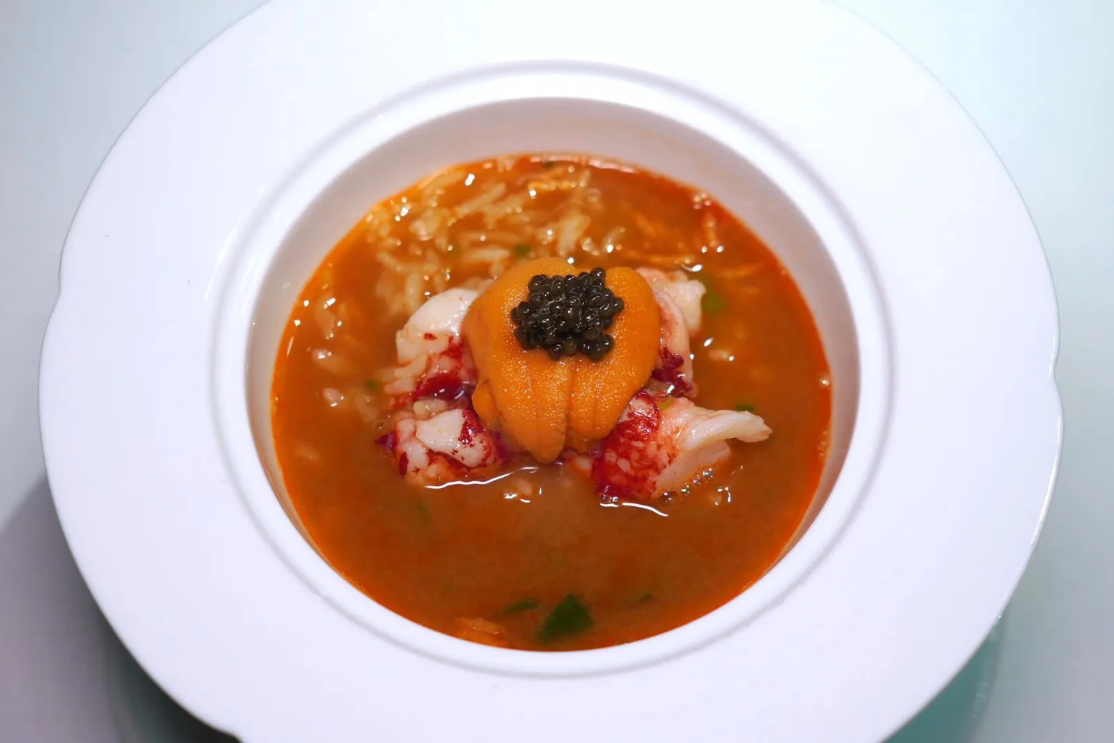 Blue Lobster Rice Soup藍龍泡飯จานนี้คือ Signature Dish ที่ได้จากการนำกุ้งบลูล็อบสเตอร์นำเข้าจากประเทศฝรั่งเศสไปเคี่ยวกับหัวหอมใหญ่ มะเขือเทศและแคร์รอตจนน้ำซุปเกิดสีส้มโดยธรรมชาติ มีรสชาติหวาน มัน เค็ม และอุมามิ เชฟใส่ข้าวสวยต้มและข้าวทอดเพื่อให้มีมิติทางเนื้อสัมผัส ด้านบนท็อปด้วยอูนิและคาเวียร์ (15/20)