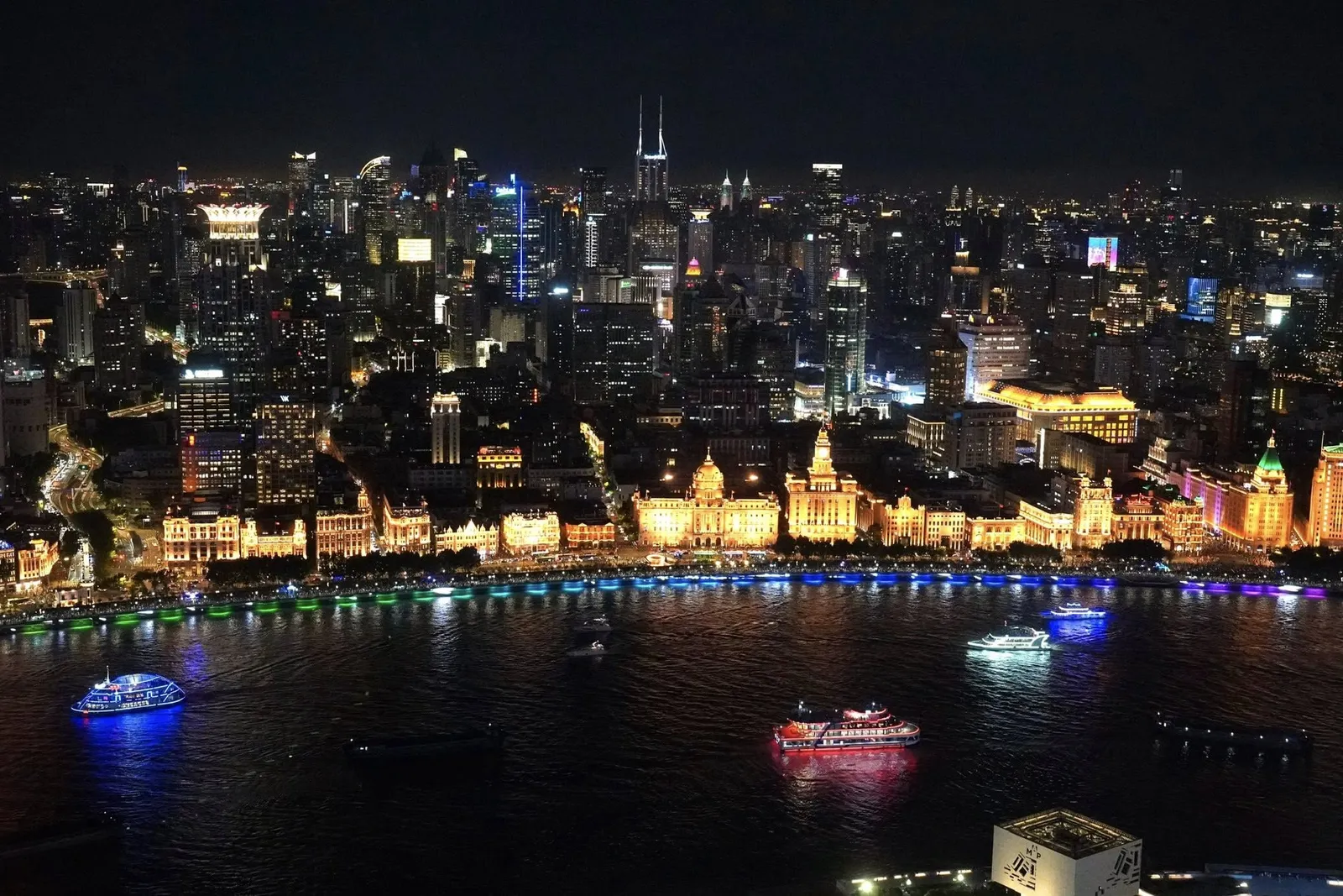 วิวจากห้องอาหารแสดงภาพมุมกว้างของ The Bund ฝั่งตรงข้าม