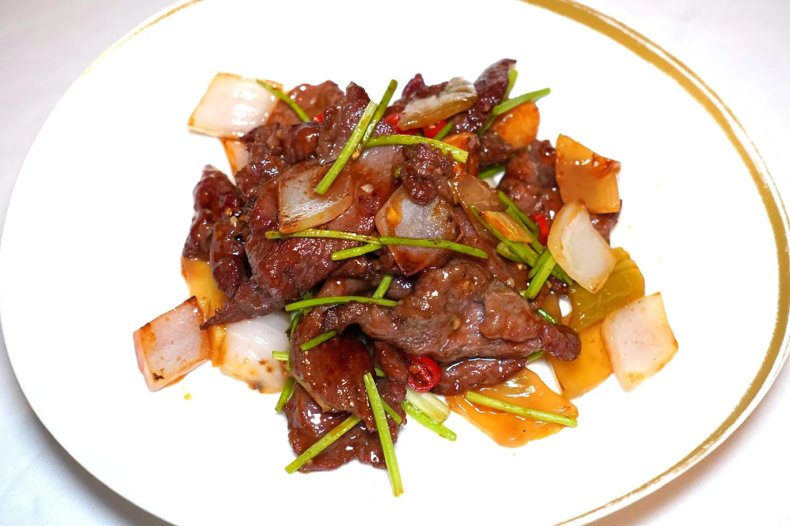潮州酸菜芫荽炒吊龙 (285 CNY+)Wok fried Diaolong beef with preserved cabbage in Chaozhou styleหนึ่งในจานที่ดีที่สุดในวันนี้คือเนื้อวัวท้องถิ่นของประเทศจีนผัดกับหัวหอมกะหล่ำปลีดองในสไตล์ Chaozhou (15/20)