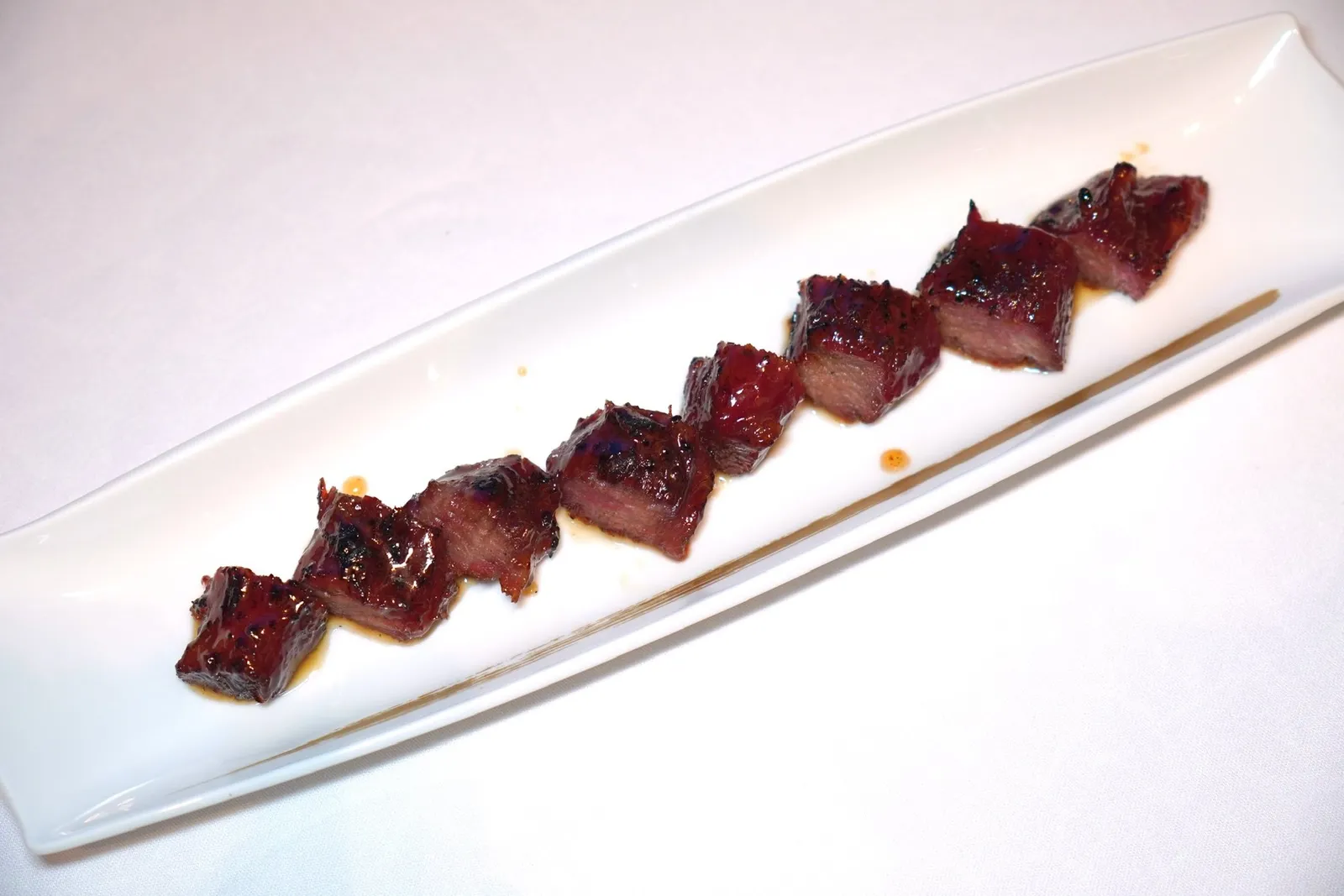 橡果喂养黑豚叉烧 (260 CNY+)Barbecued corn-fed porkเริ่มต้นมื้อด้วยเมนูย่างสไตล์กวางตุ้งอย่างหมูแดงที่มีเนื้อสัมผัสสู้ฟันเล็กน้อย มีอัตราส่วนไขมันที่ลงตัว นอกจากนี้ยังมีรสชาติหวานที่ได้จากน้ำผึ้งอีกด้วย (14/20)