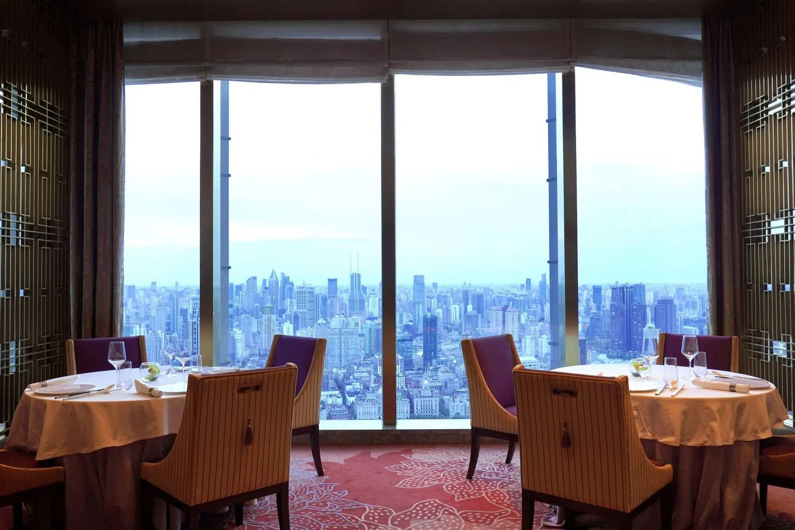 ในช่วงที่จองอย่าลืมส่งคำร้องขอนั่งที่โต๊ะริมหน้าต่างโดยทางร้านจะมอบโต๊ะให้สำหรับลูกค้าที่จองมาก่อนและเข้ามาเป็นกลุ่มแรกไม่เกินช่วง 18.00 น. เท่านั้น