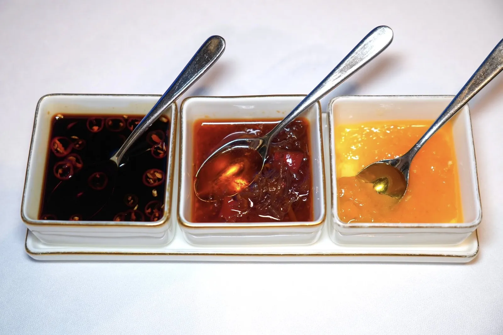 Signature Sauceนอกจากนี้ยังมีซอส 3 ชนิดคือ Hainan Yellow Chili Sauce & Minced Garlic, XO Sauce และ Soy Sauce