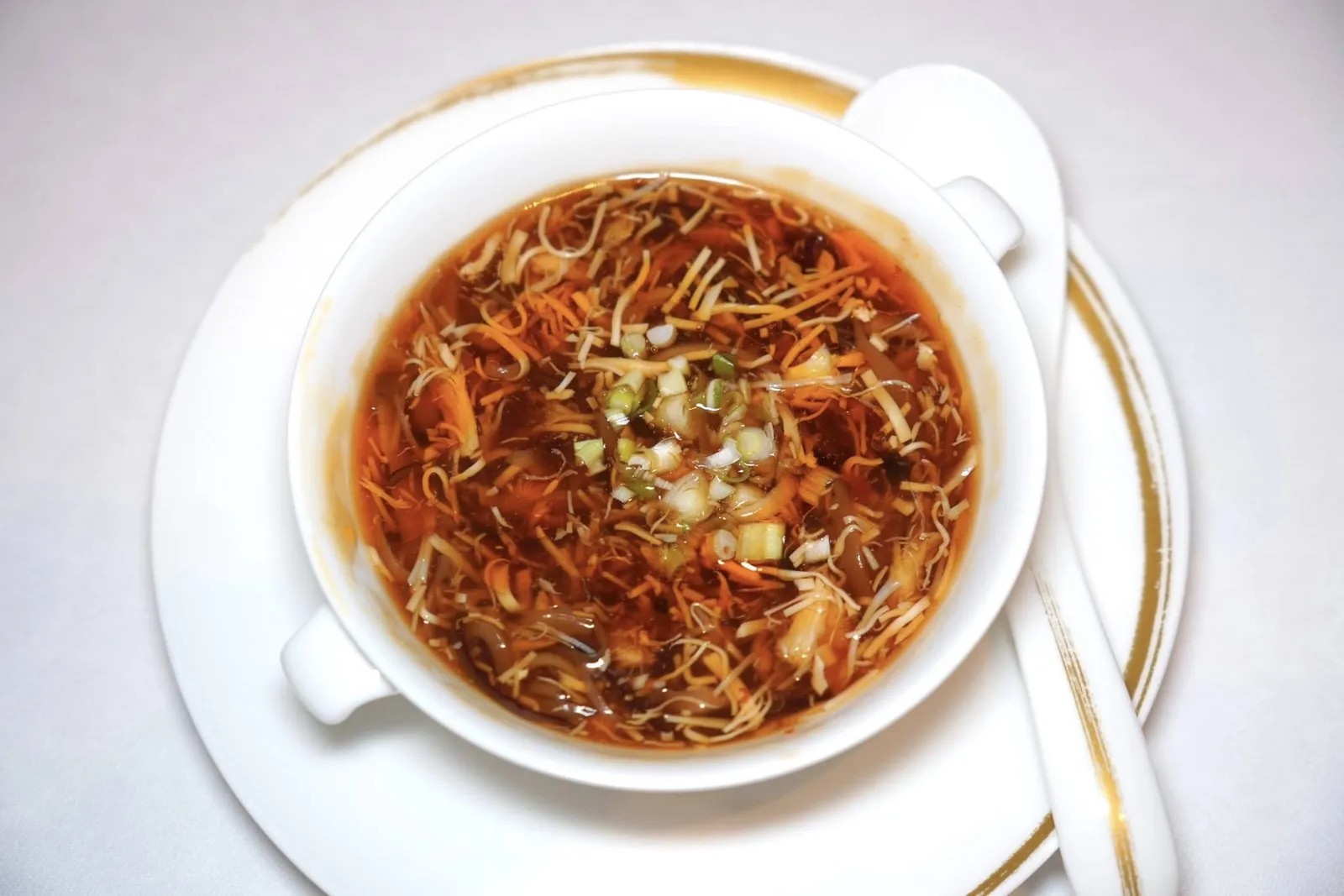 鲜拆雪蟹肉酸辣汤 (180 CNY+)Boiled Shanghainese hot and sour soup with snow crab meatHot and Sour Soup เป็นหนึ่งในซุปที่โด่งดังมากของประเทศจีนมีรสชาติเผ็ดจากพริกไทยขาวและเปรี้ยวจากน้ำส้มสายชูจีน ทางร้านเสิร์ฟมากับเนื้อปูหิมะมีรสชาติที่โดดเด่นชนิดที่ยากจะลืมเลือน (16/20)