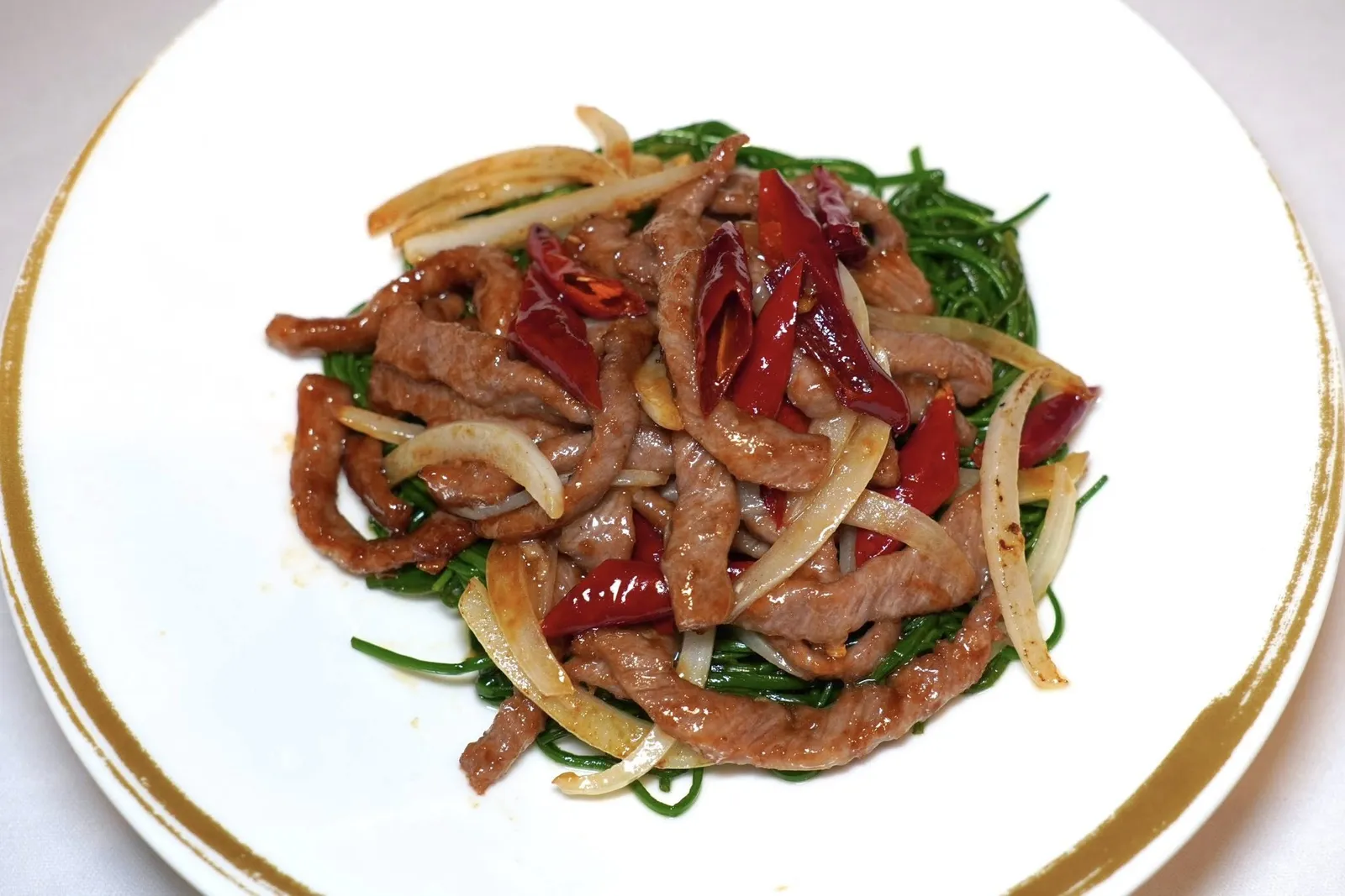 青海沙葱炒羊柳 (285 CNY+)Deep fried sliced lamb tenderloin with Allium mongolicum and garlicเนื้อแกะสันนอกหั่นเป็นชิ้นผัดกับกระเทียม หัวหอม และพริก (14/20)