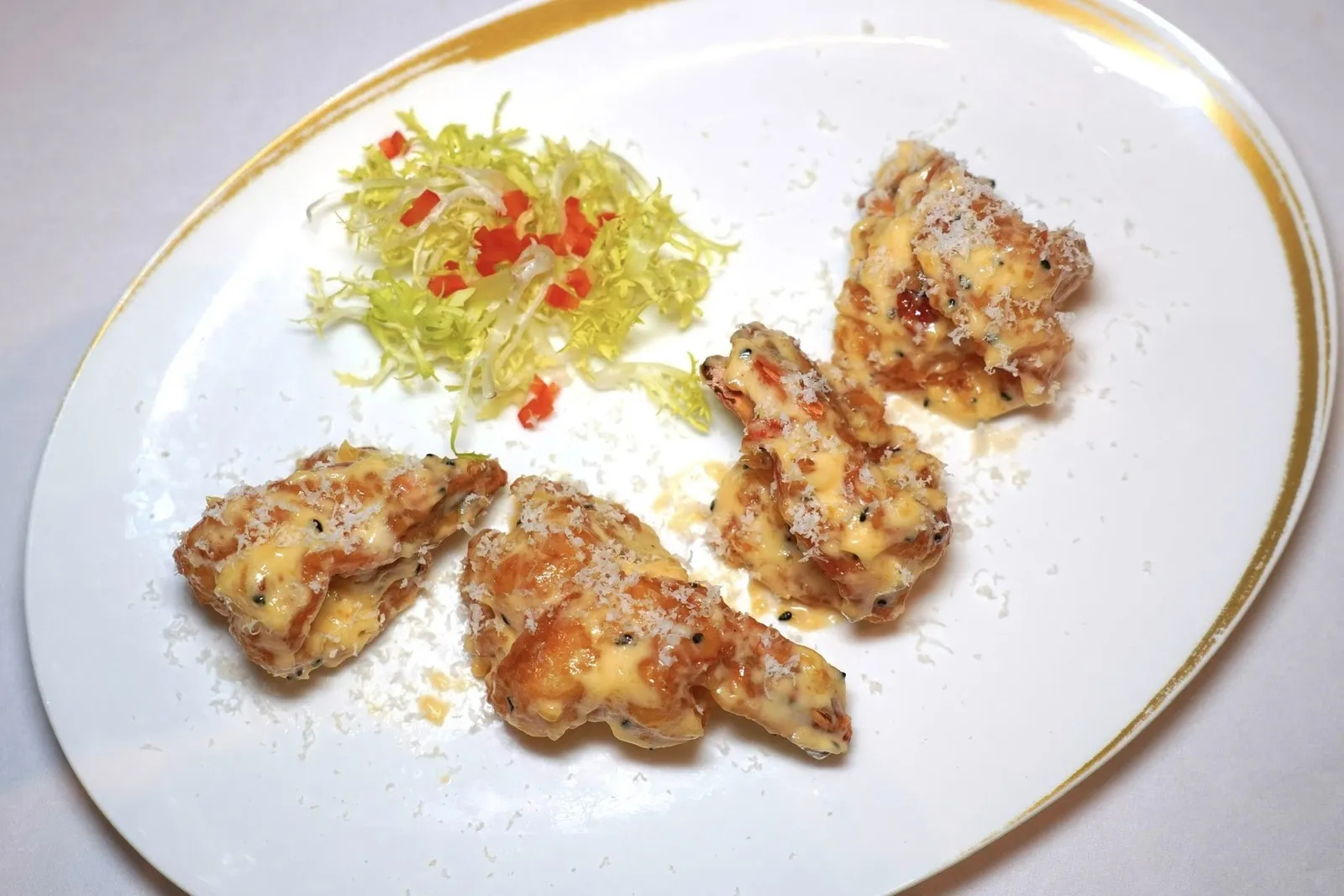 夏果辣汁酥炸虎虾皇 (285 CNY+)Deep fried tiger prawns with macadamia nuts and chili sauceกุ้งลายเสือชิ้นโตคลุกเคล้ากับซอสที่มีความครีมมี่และหวานเบาเบาจากถั่วมาคาเดเมียและพริก ที่โต๊ะพนักงานจะนำถั่วมาขูดเป็นฝอยโรยท็อปลงไปด้านบน (14/20)